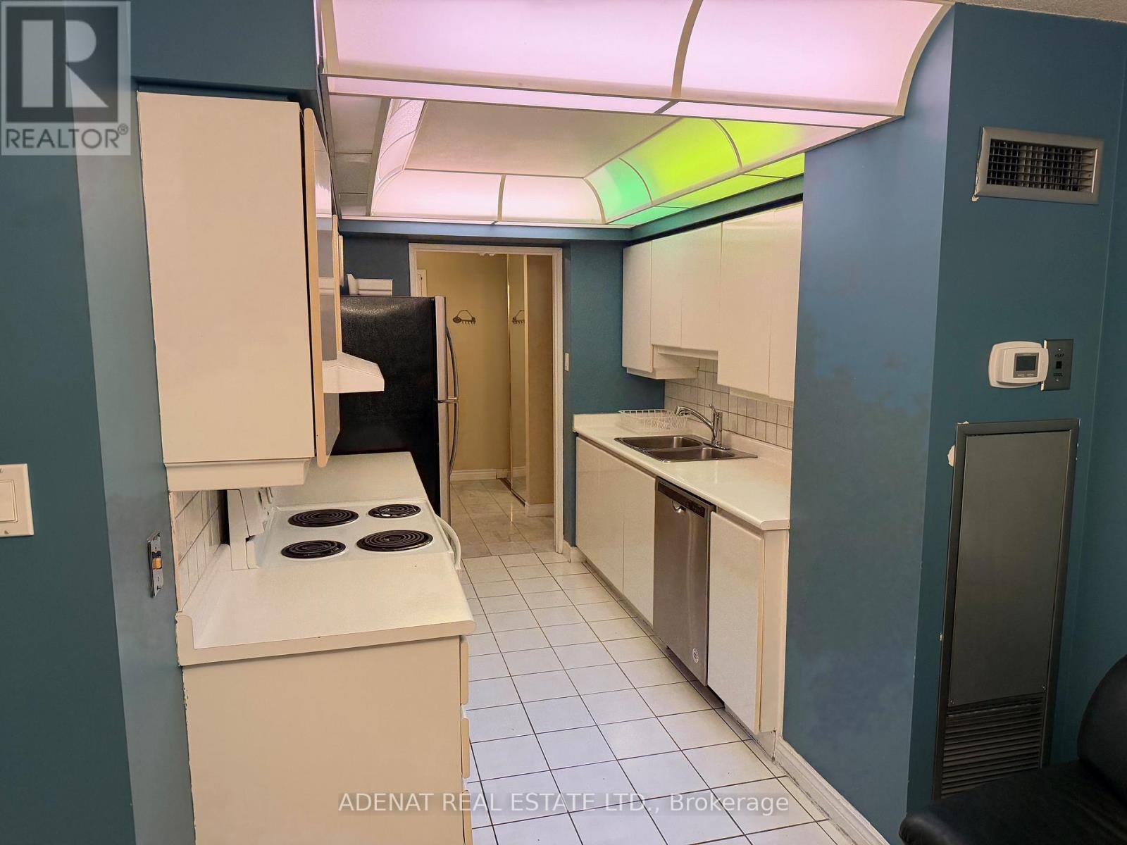 1810 - 7 Townsgate Drive, Vaughan, ON - Indoor Photo Showing Kitchen With Double Sink