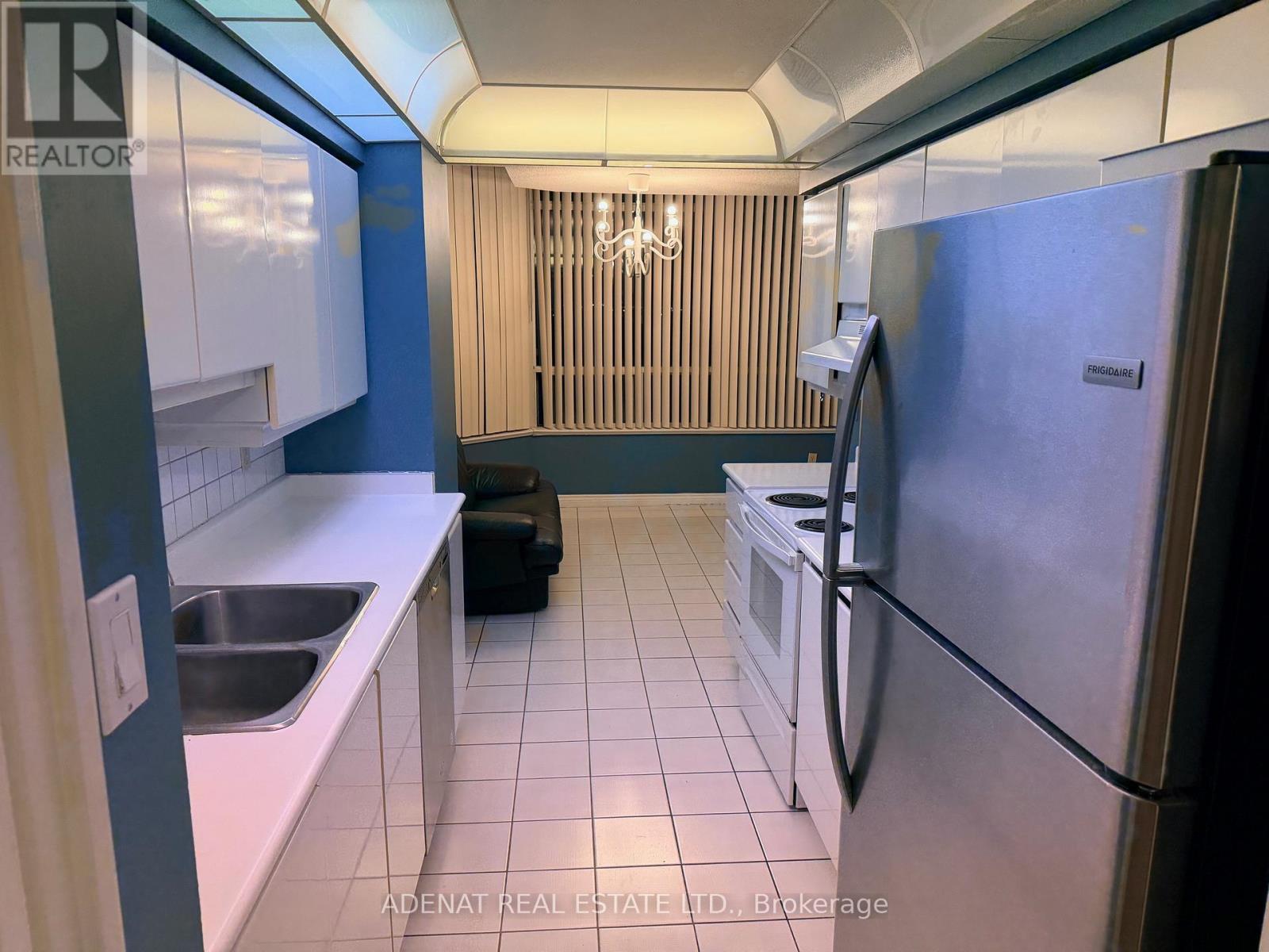 1810 - 7 Townsgate Drive, Vaughan, ON - Indoor Photo Showing Kitchen With Double Sink