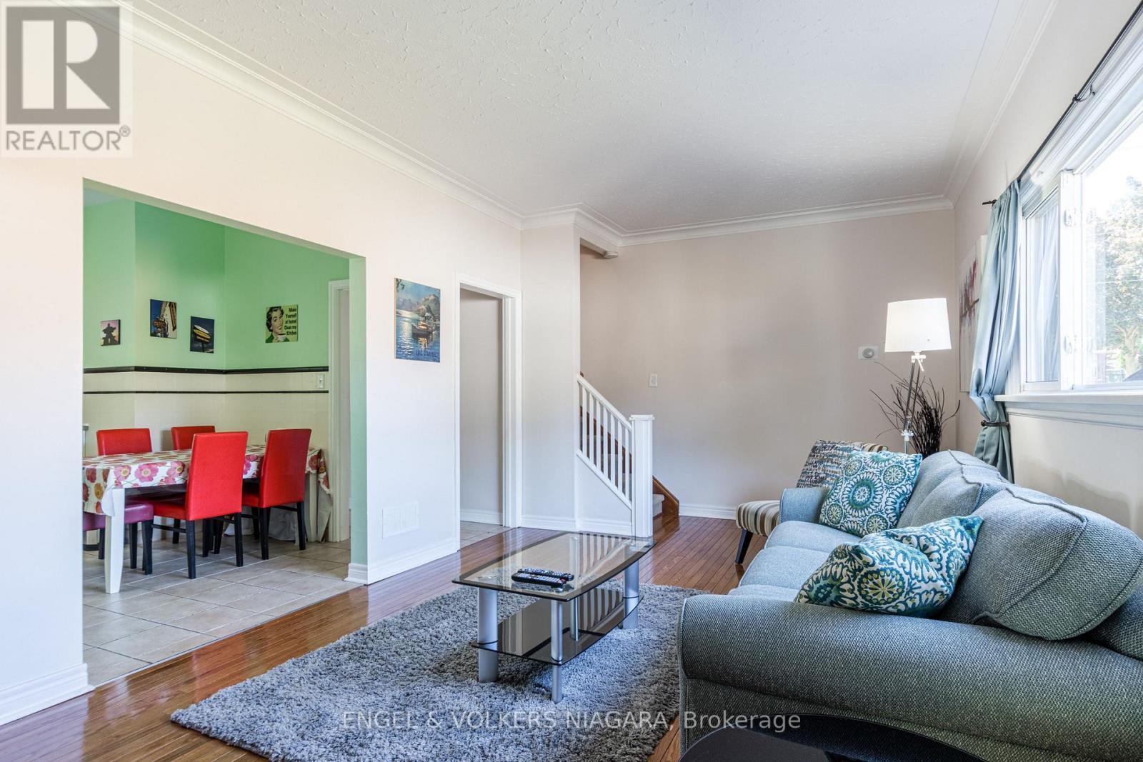 5969 Gladstone Street W, Niagara Falls (Dorchester), ON - Indoor Photo Showing Living Room