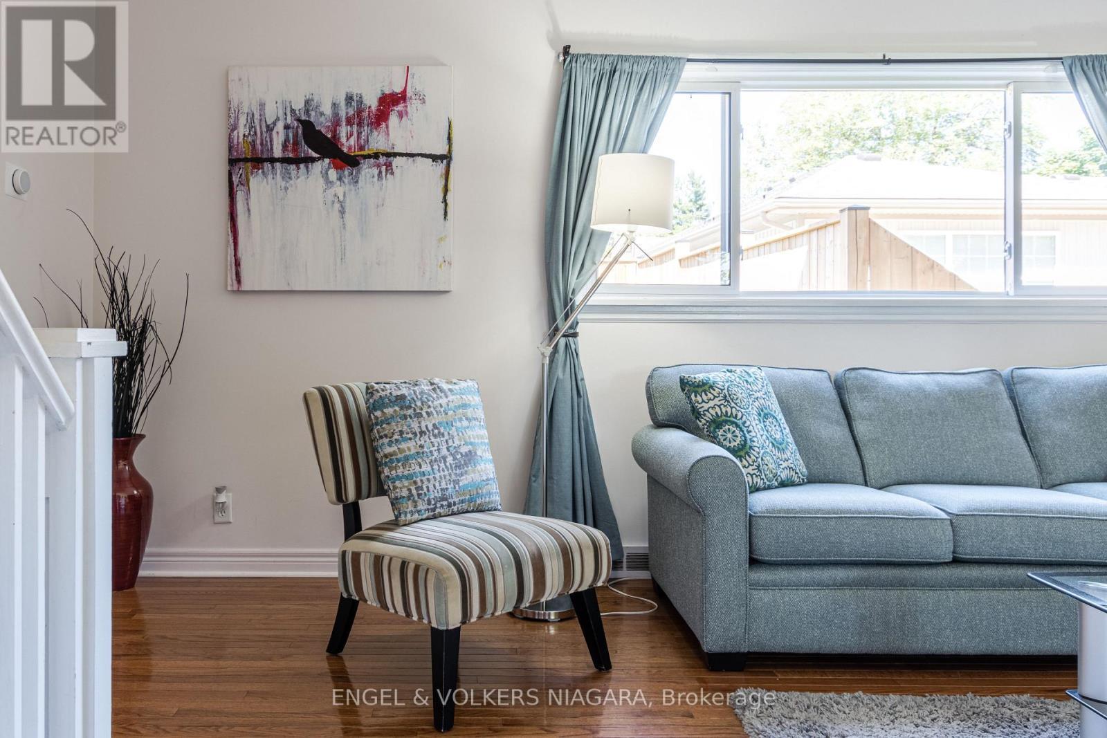 5969 Gladstone Street W, Niagara Falls (Dorchester), ON - Indoor Photo Showing Living Room