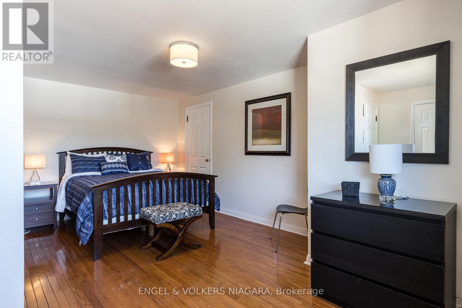 5969 Gladstone Street W, Niagara Falls (Dorchester), ON - Indoor Photo Showing Bedroom