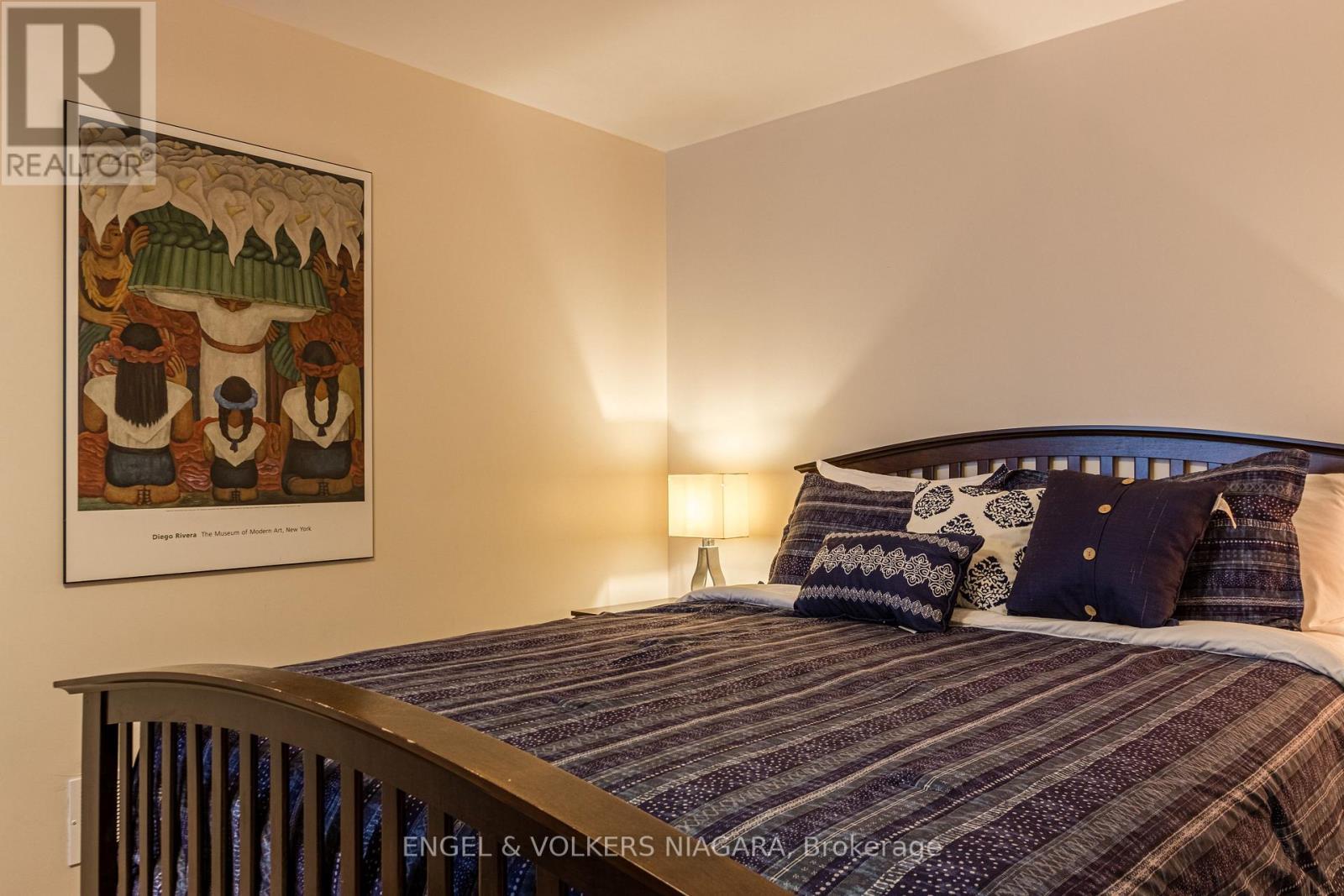 5969 Gladstone Street W, Niagara Falls (Dorchester), ON - Indoor Photo Showing Bedroom