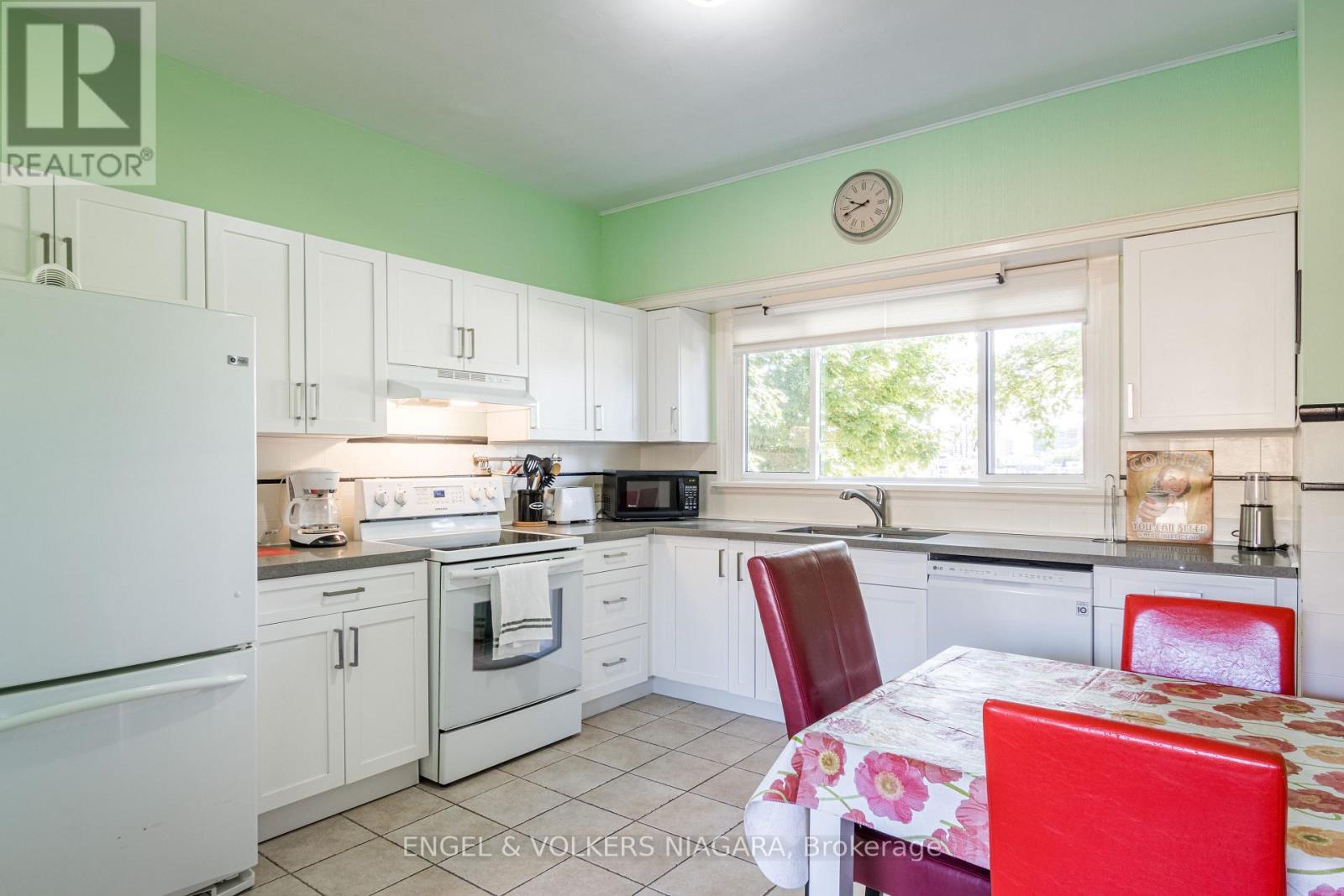 5969 Gladstone Street W, Niagara Falls (Dorchester), ON - Indoor Photo Showing Kitchen