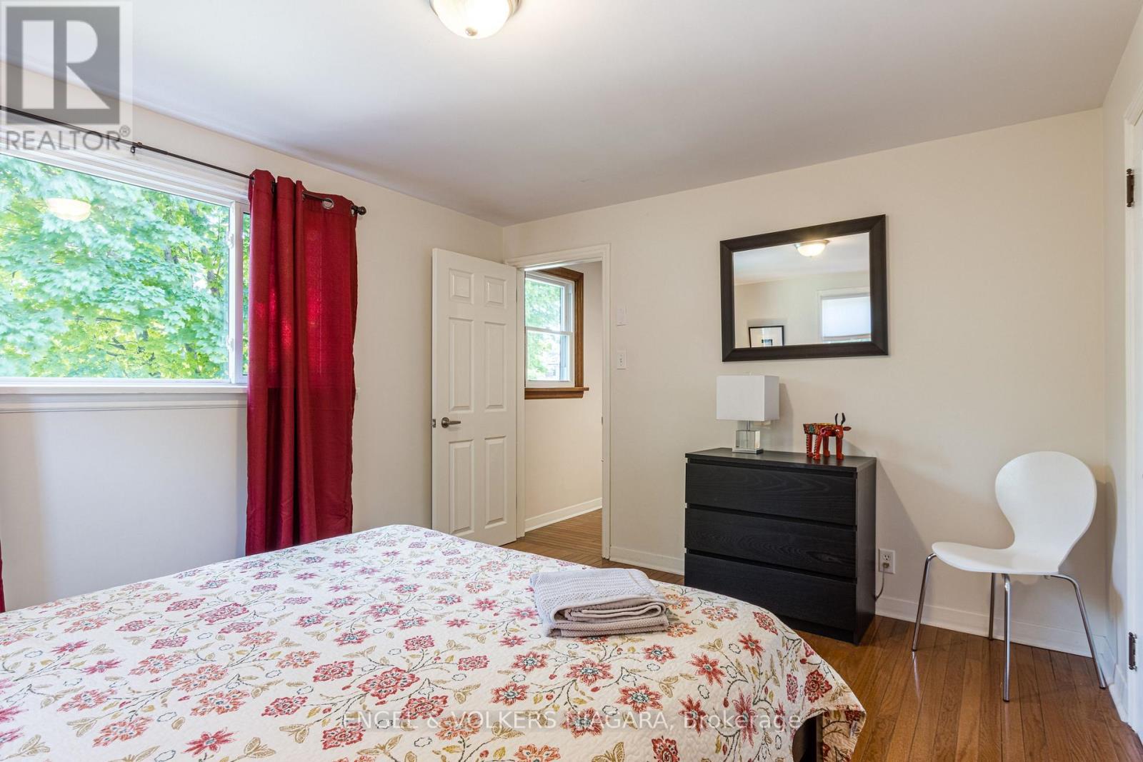 5969 Gladstone Street W, Niagara Falls (Dorchester), ON - Indoor Photo Showing Bedroom