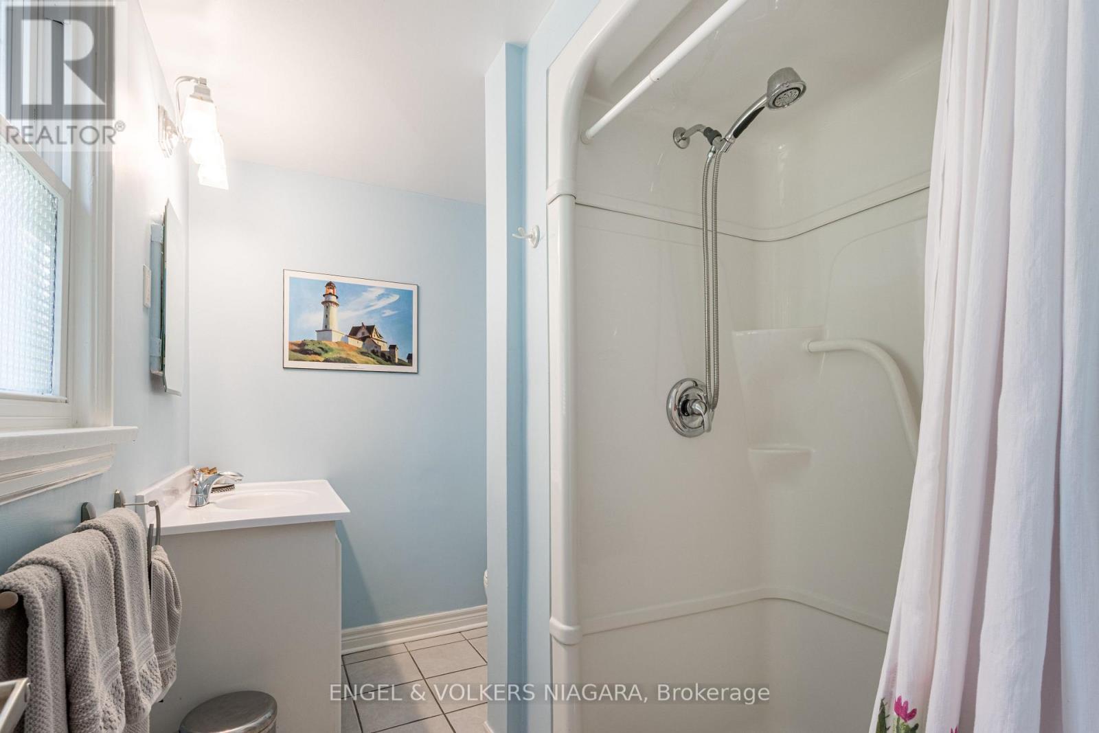 5969 Gladstone Street W, Niagara Falls (Dorchester), ON - Indoor Photo Showing Bathroom