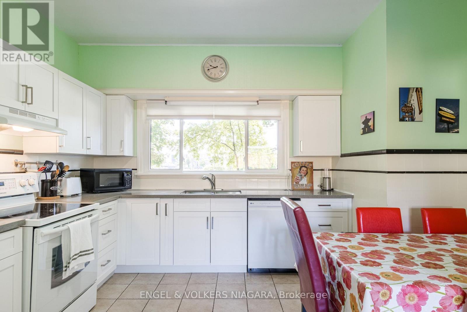 5969 Gladstone Street W, Niagara Falls (Dorchester), ON - Indoor Photo Showing Kitchen