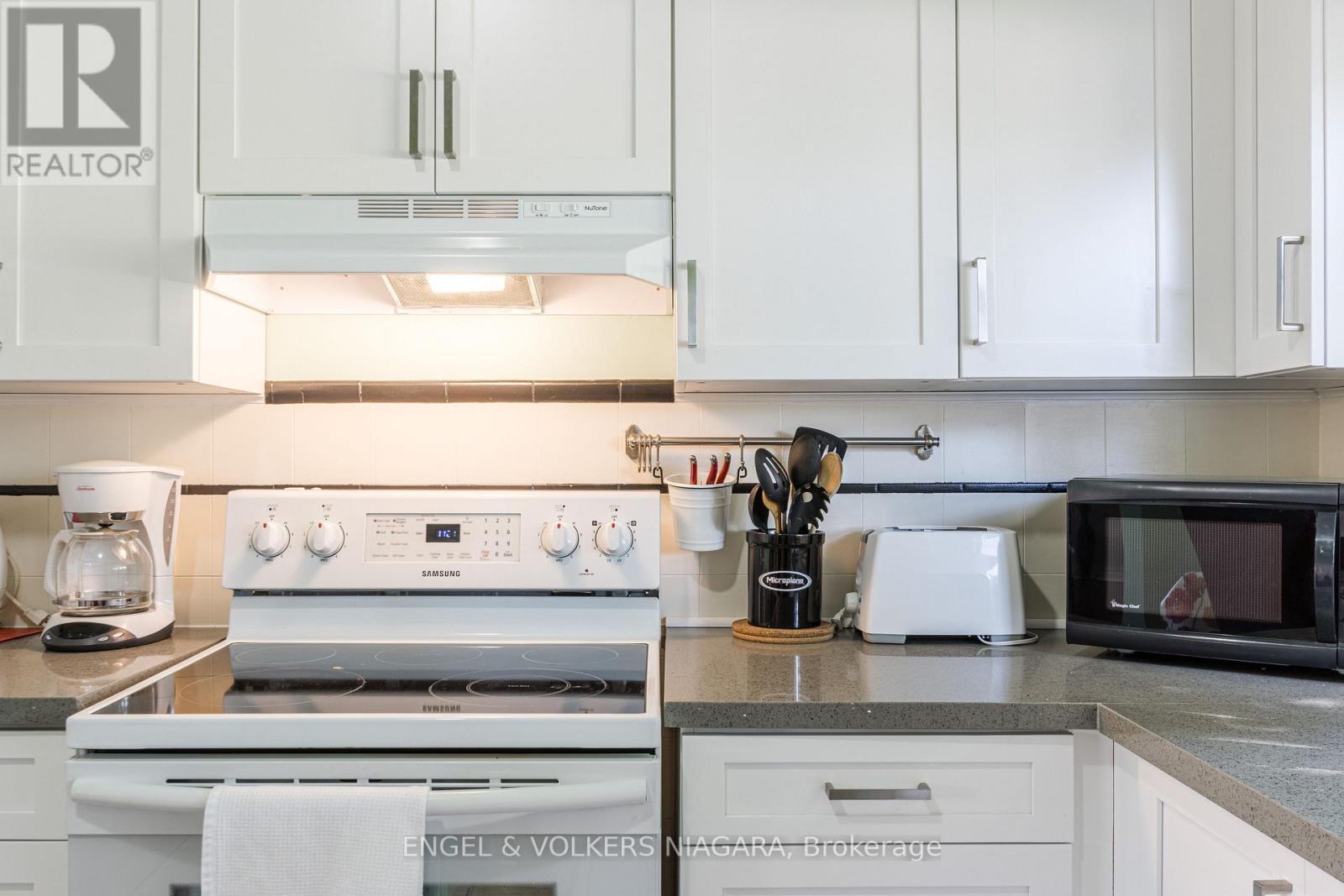 5969 Gladstone Street W, Niagara Falls (Dorchester), ON - Indoor Photo Showing Kitchen