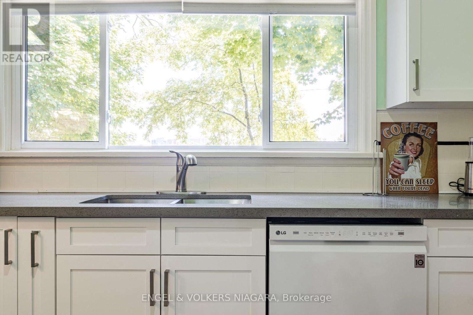 5969 Gladstone Street W, Niagara Falls (Dorchester), ON - Indoor Photo Showing Kitchen With Double Sink