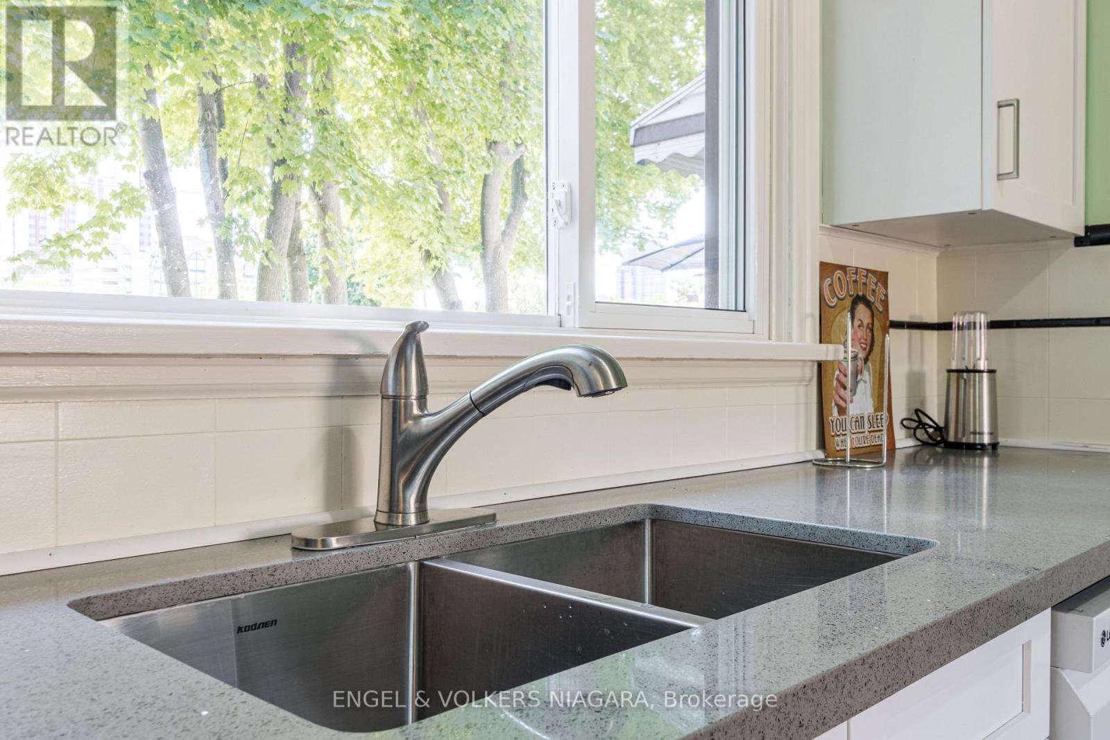 5969 Gladstone Street W, Niagara Falls (Dorchester), ON - Indoor Photo Showing Kitchen With Double Sink
