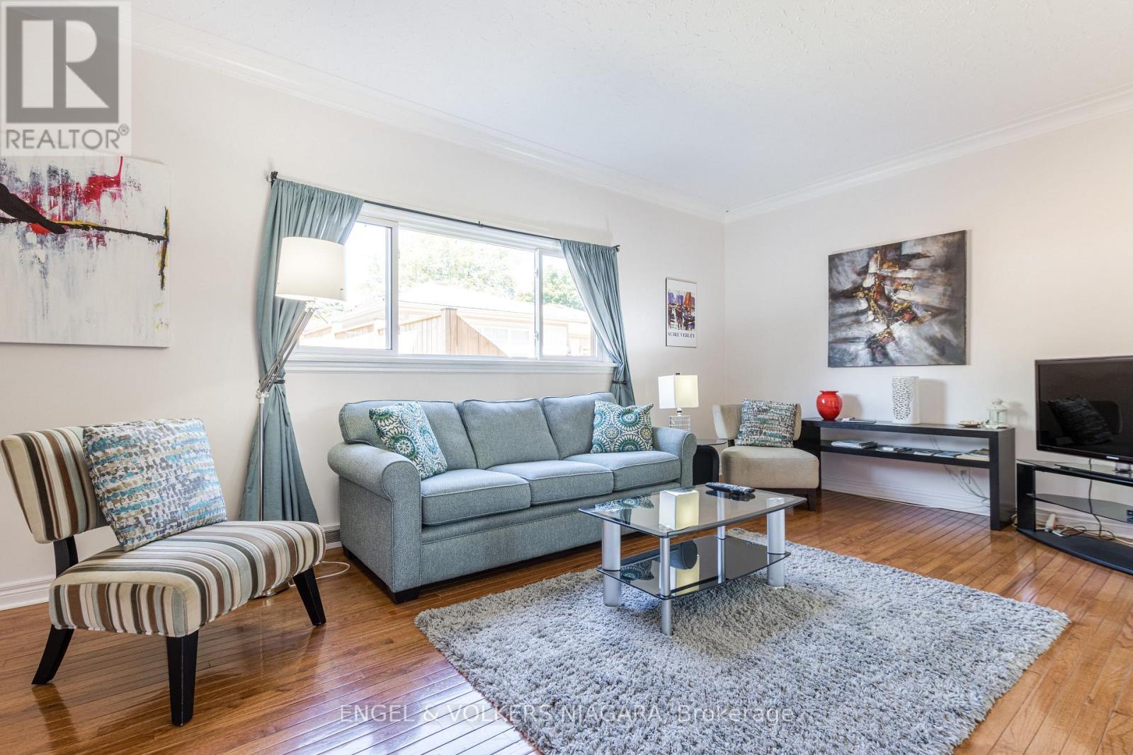 5969 Gladstone Street W, Niagara Falls (Dorchester), ON - Indoor Photo Showing Living Room