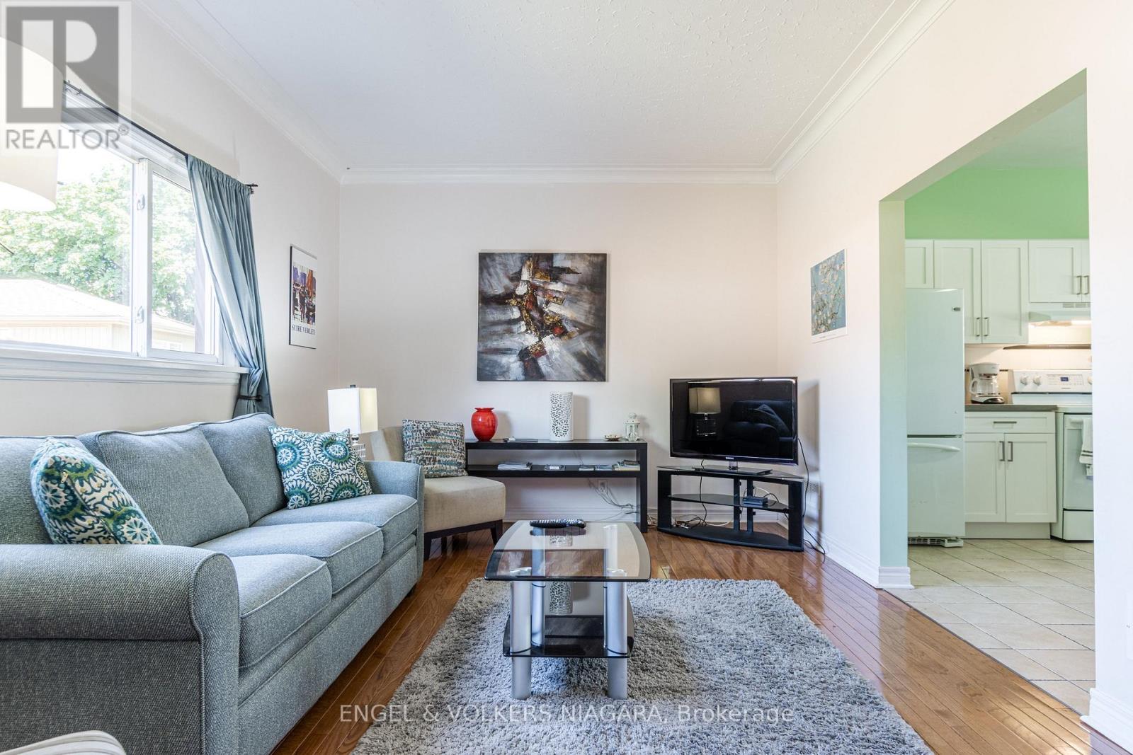 5969 Gladstone Street W, Niagara Falls (Dorchester), ON - Indoor Photo Showing Living Room