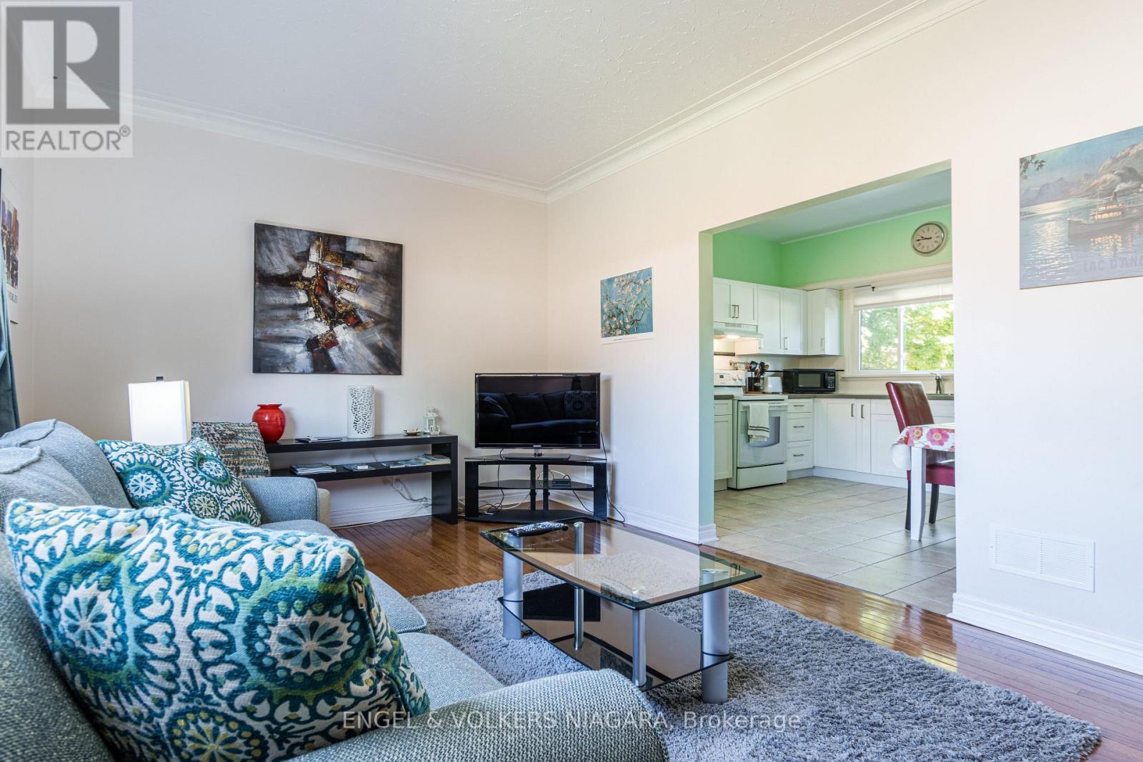 5969 Gladstone Street W, Niagara Falls (Dorchester), ON - Indoor Photo Showing Living Room