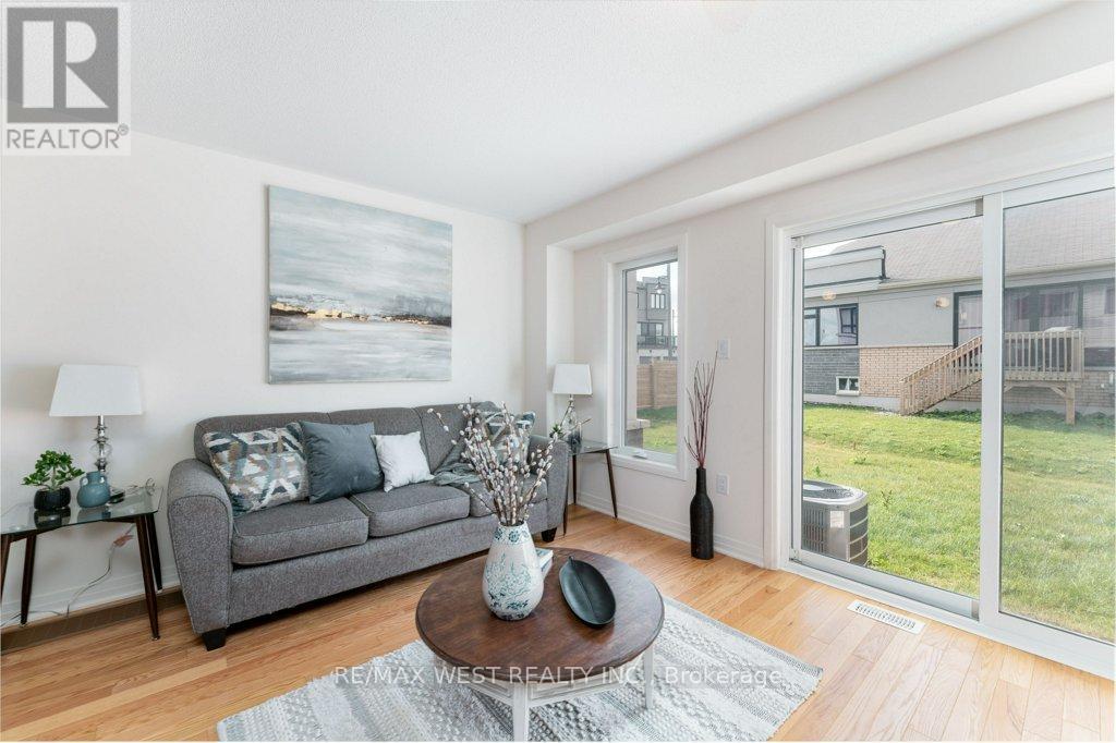153 Sailors Landing Drive, Clarington, ON - Indoor Photo Showing Living Room