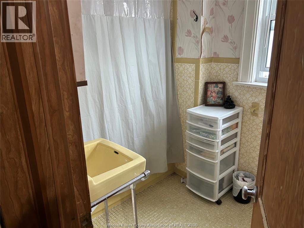 1137 Lincoln Road, Windsor, ON - Indoor Photo Showing Bathroom
