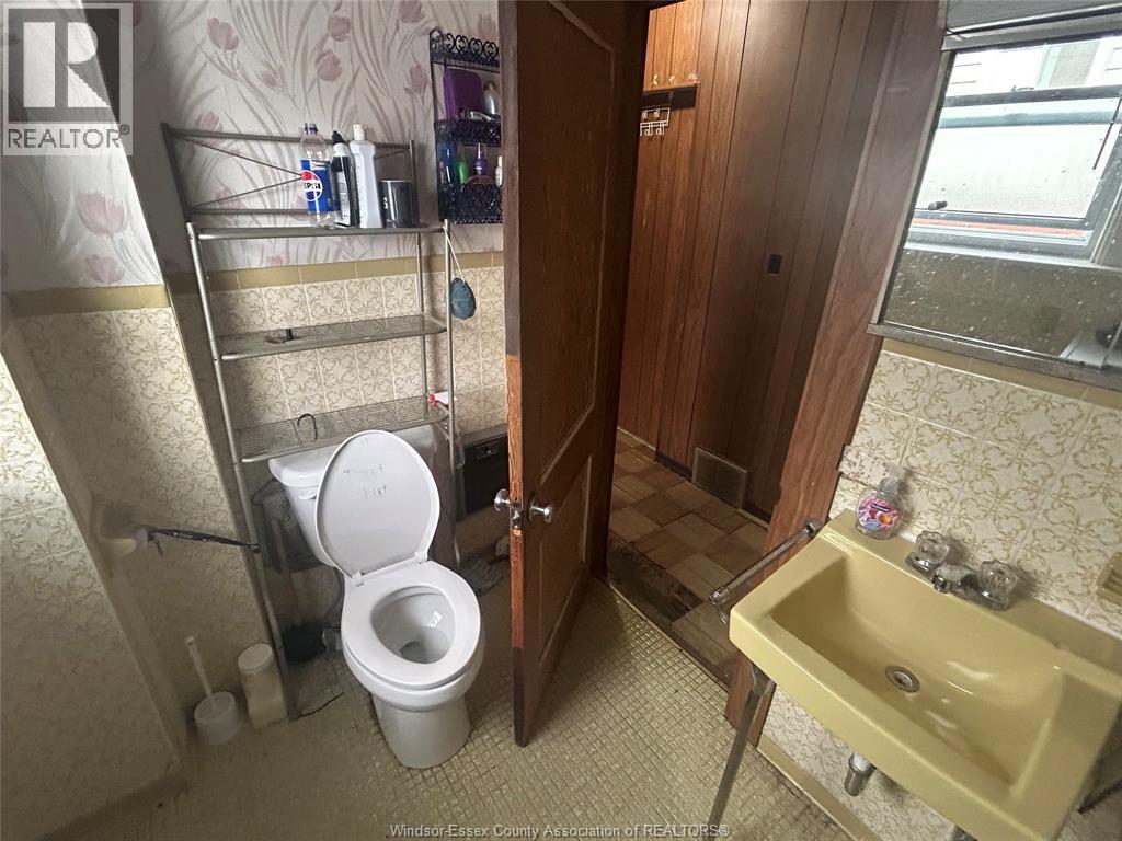 1137 Lincoln Road, Windsor, ON - Indoor Photo Showing Bathroom