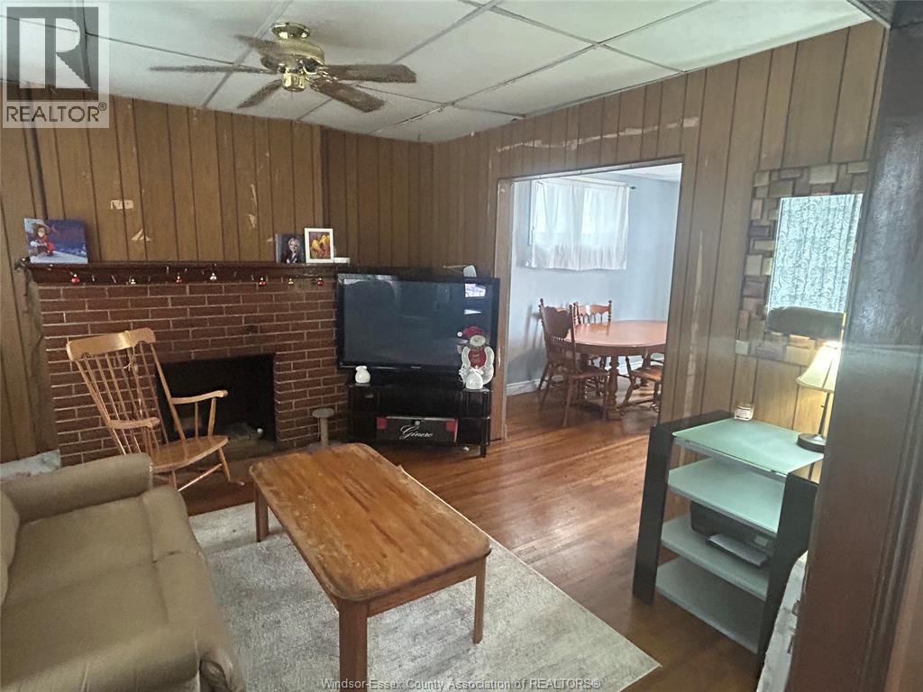 1137 Lincoln Road, Windsor, ON - Indoor Photo Showing Living Room With Fireplace