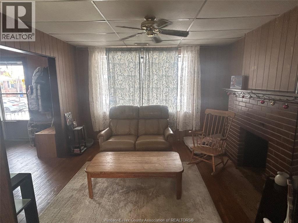 1137 Lincoln Road, Windsor, ON - Indoor Photo Showing Living Room