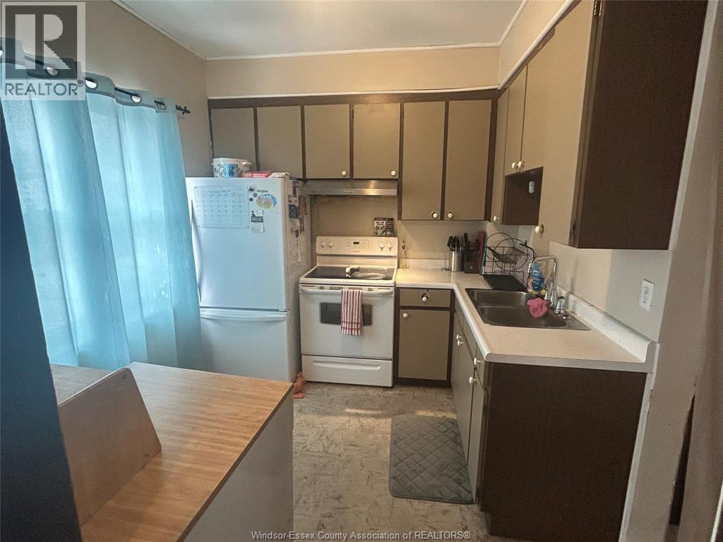 1137 Lincoln Road, Windsor, ON - Indoor Photo Showing Kitchen With Double Sink
