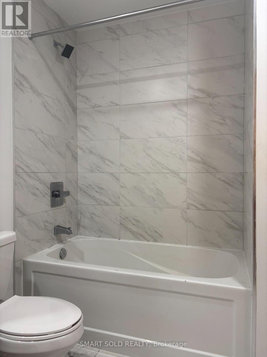 3601 - 70 Annie Craig Drive, Toronto, ON - Indoor Photo Showing Bathroom