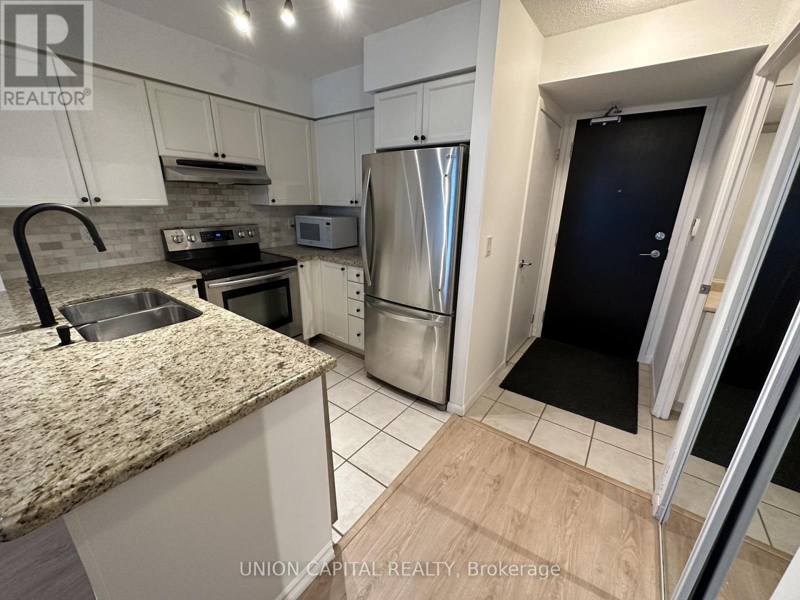 917 - 231 Fort York Boulevard, Toronto, ON - Indoor Photo Showing Kitchen With Double Sink With Upgraded Kitchen