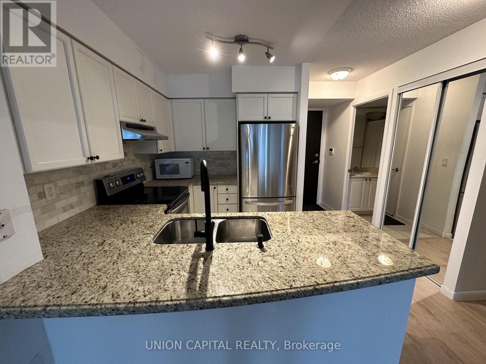 917 - 231 Fort York Boulevard, Toronto, ON - Indoor Photo Showing Kitchen With Double Sink With Upgraded Kitchen