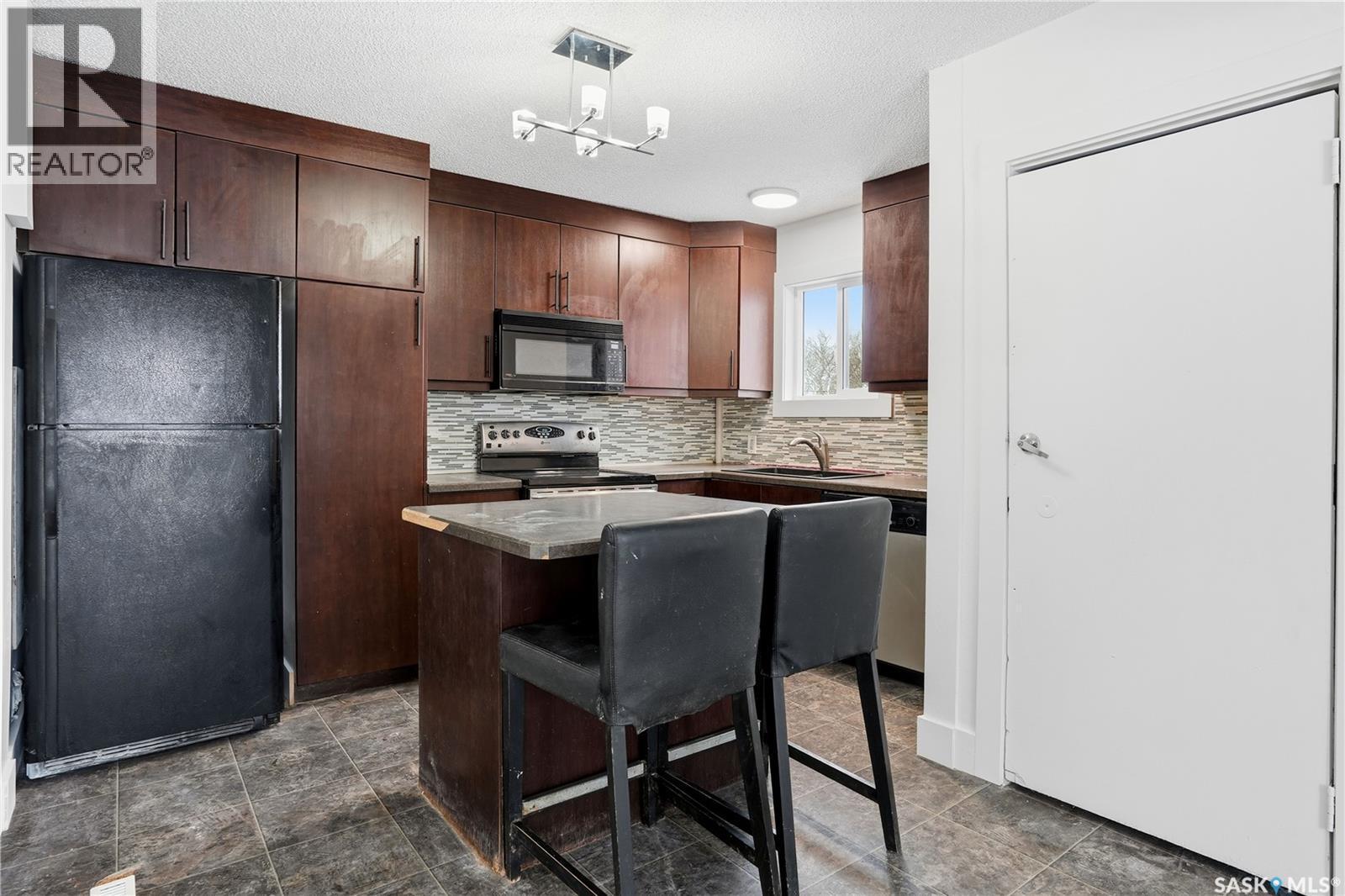 749 Royal Street, Regina, SK - Indoor Photo Showing Kitchen