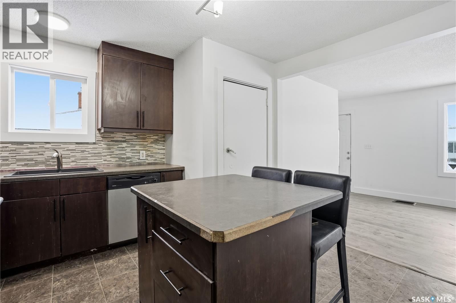 749 Royal Street, Regina, SK - Indoor Photo Showing Kitchen