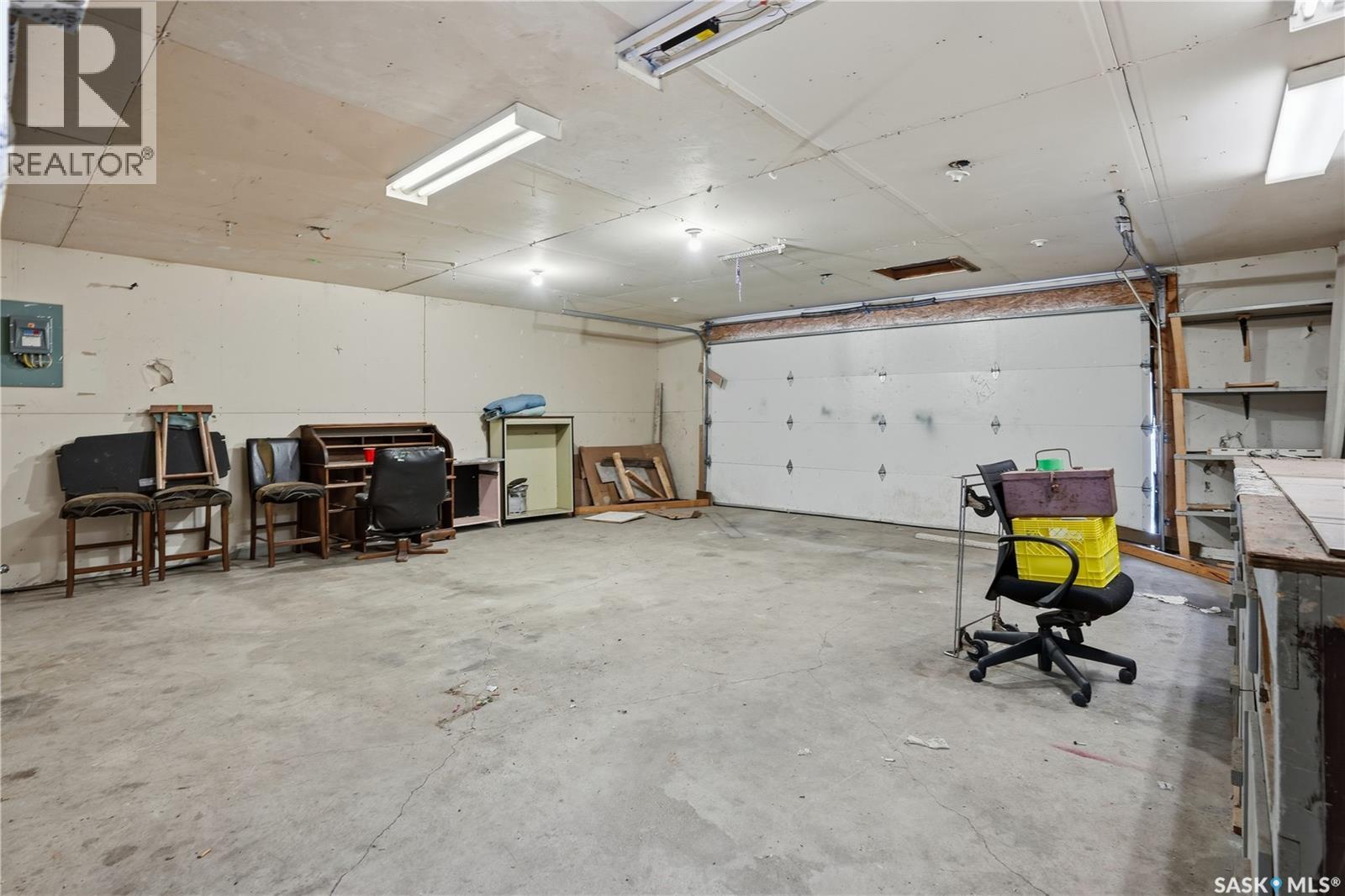749 Royal Street, Regina, SK - Indoor Photo Showing Garage