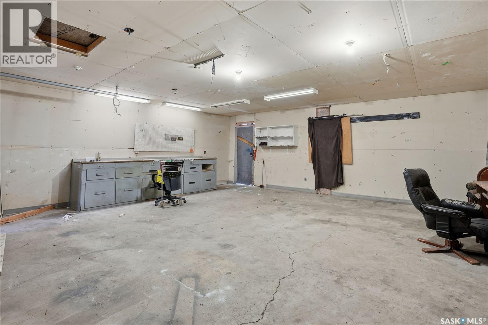 749 Royal Street, Regina, SK - Indoor Photo Showing Garage