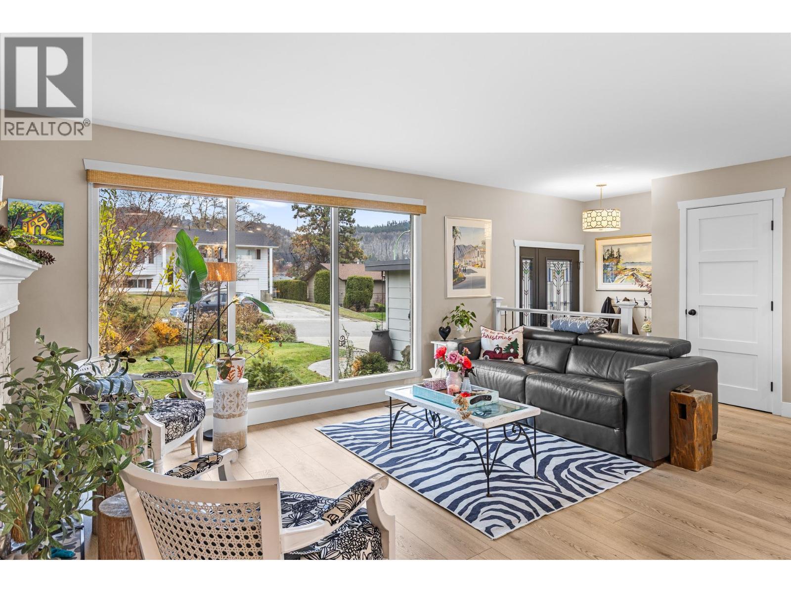 848 Liban Court, Kelowna, BC - Indoor Photo Showing Living Room
