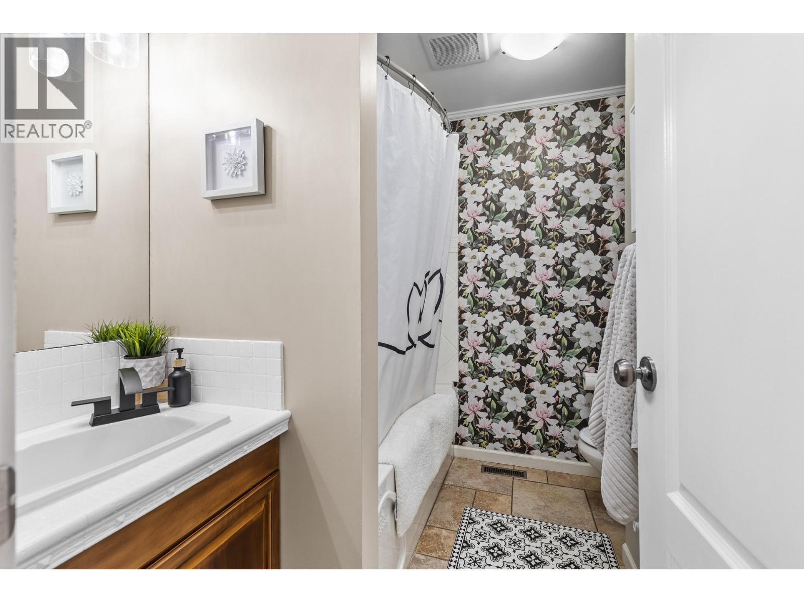 848 Liban Court, Kelowna, BC - Indoor Photo Showing Bathroom