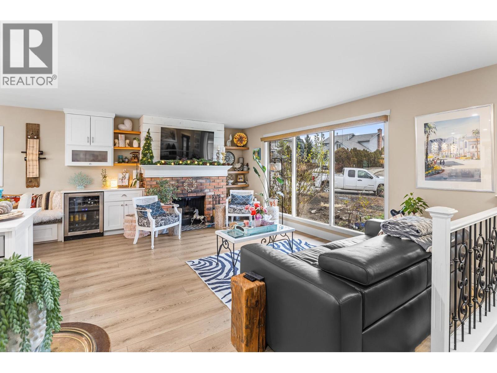 848 Liban Court, Kelowna, BC - Indoor Photo Showing Living Room