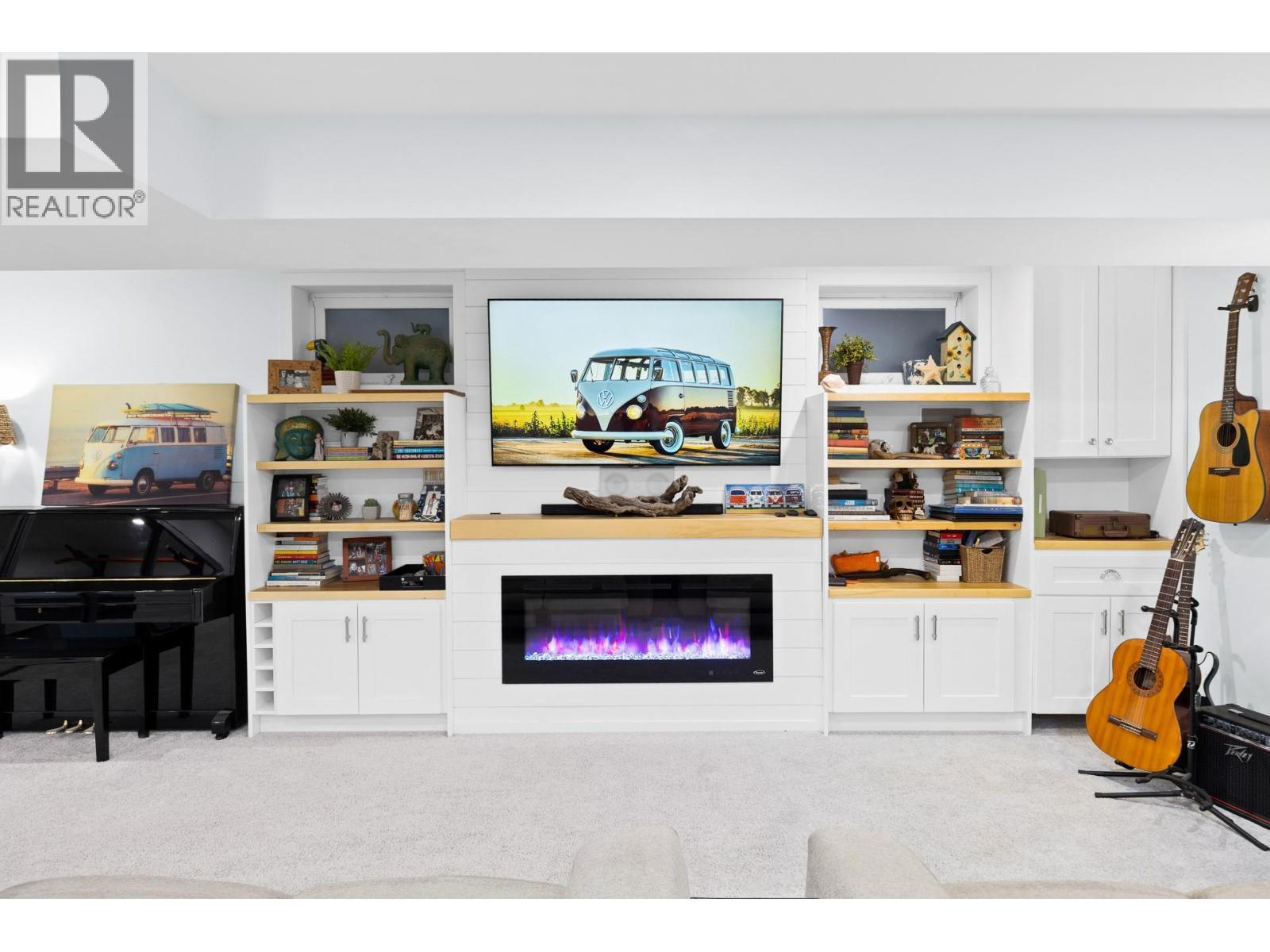 848 Liban Court, Kelowna, BC - Indoor With Fireplace