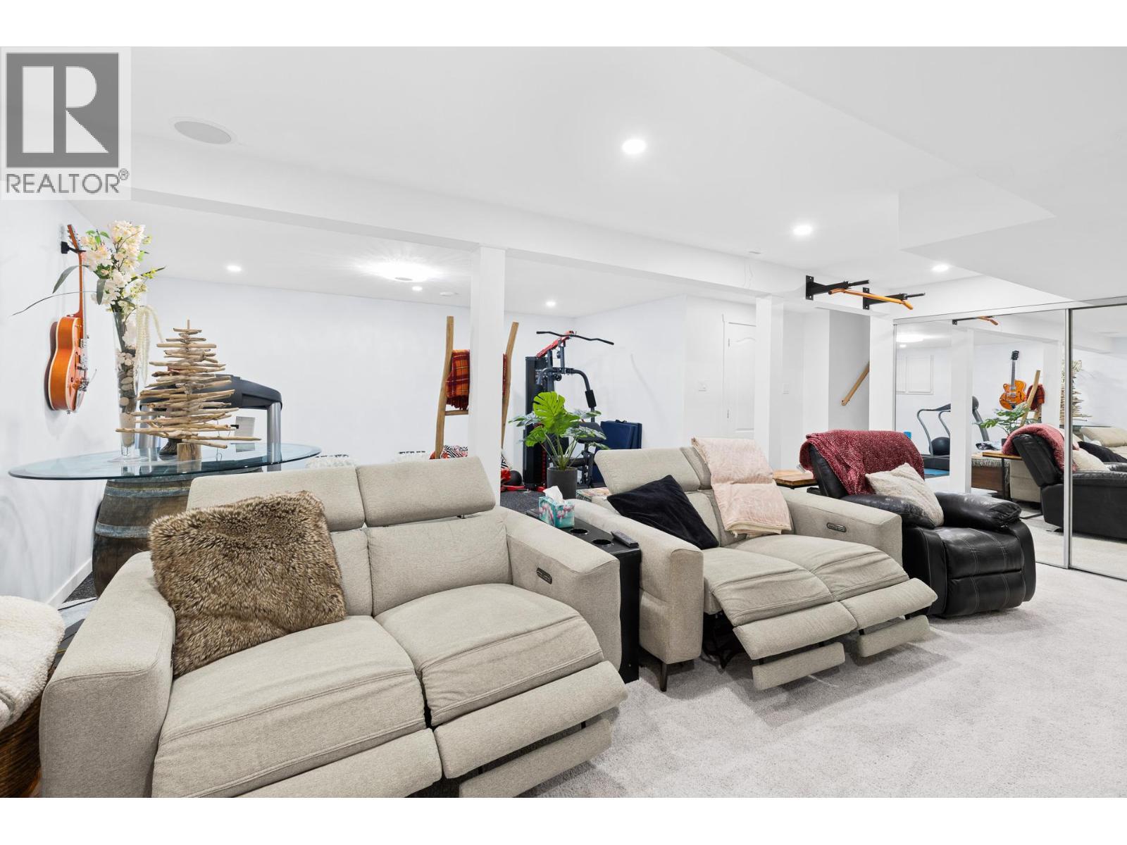 848 Liban Court, Kelowna, BC - Indoor Photo Showing Living Room