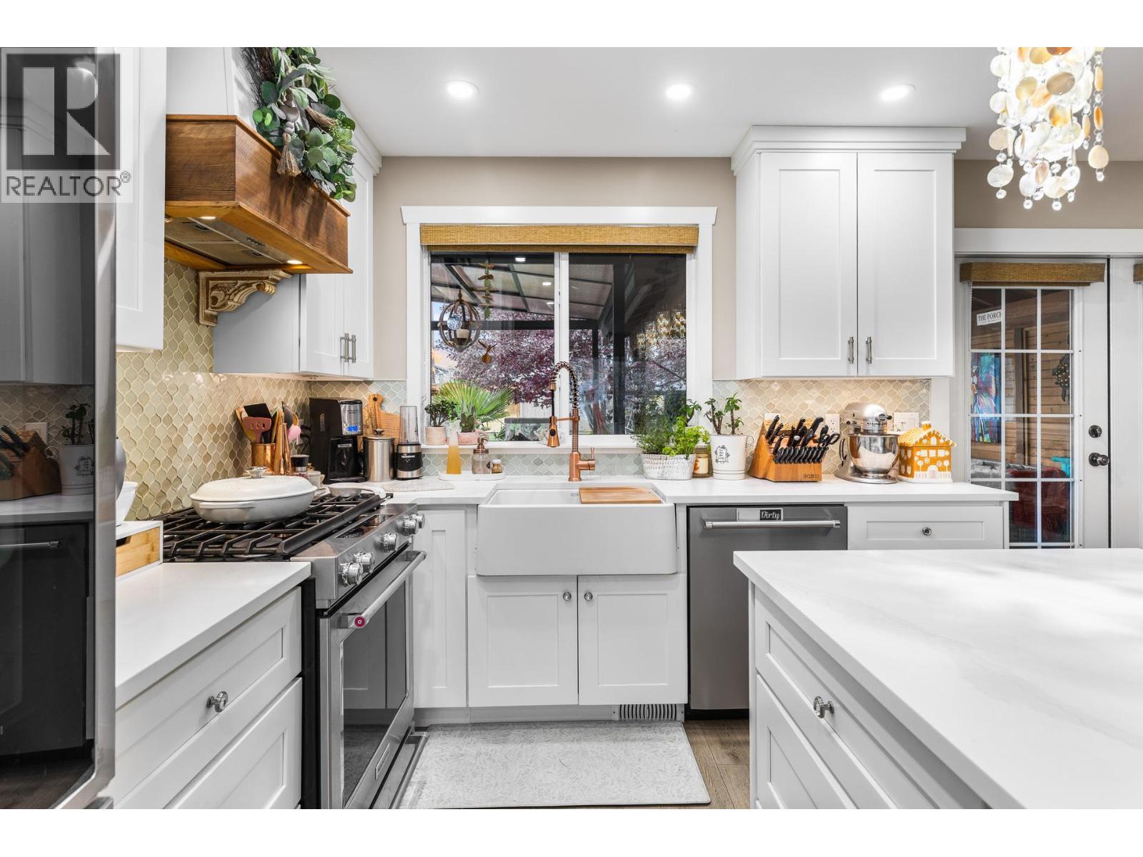 848 Liban Court, Kelowna, BC - Indoor Photo Showing Kitchen
