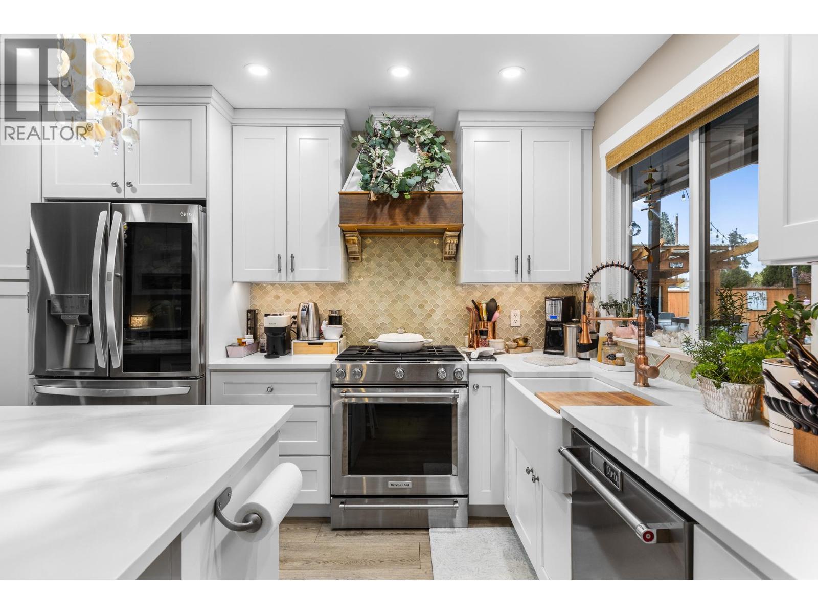 848 Liban Court, Kelowna, BC - Indoor Photo Showing Kitchen With Upgraded Kitchen