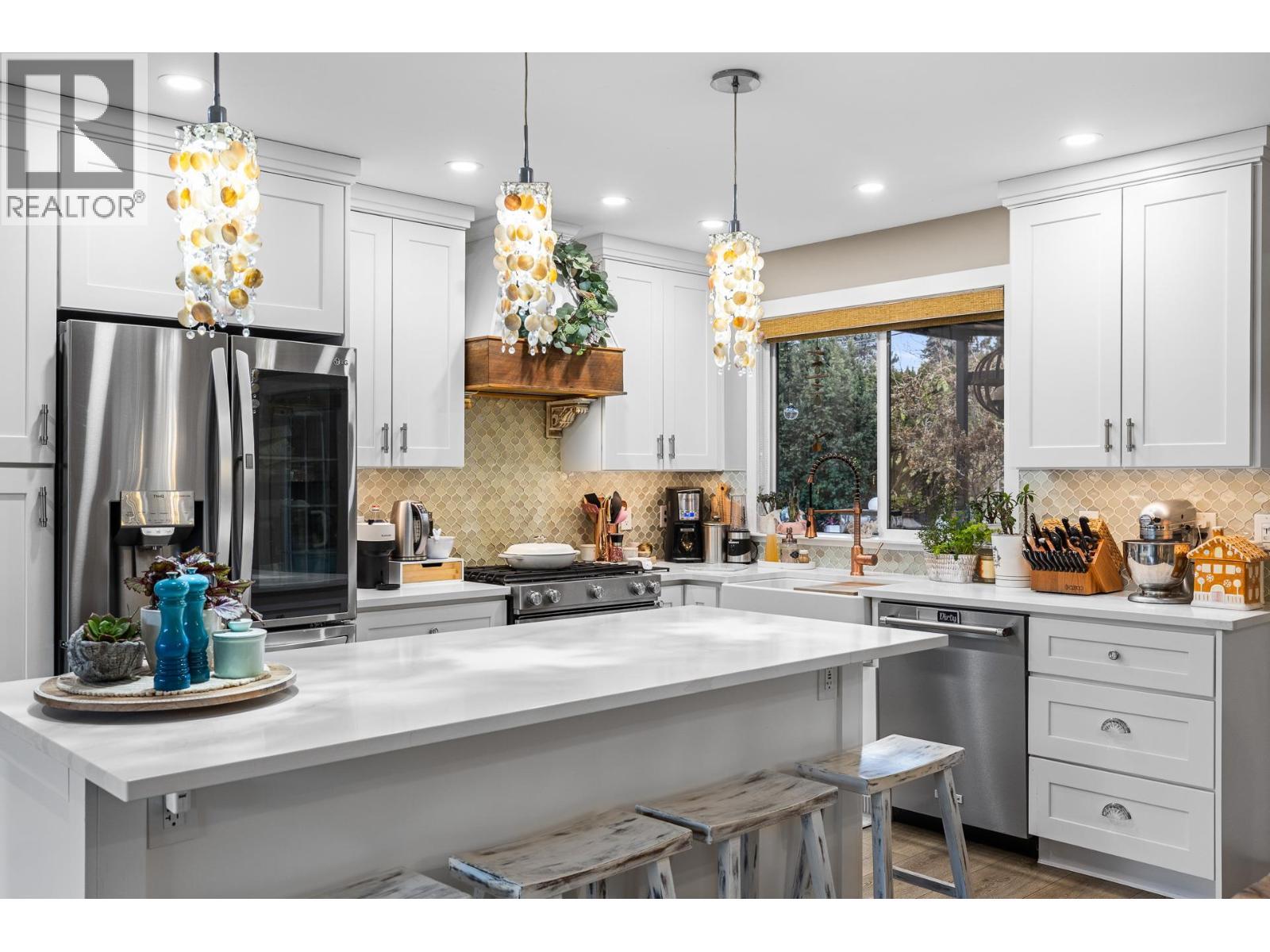 848 Liban Court, Kelowna, BC - Indoor Photo Showing Kitchen With Upgraded Kitchen