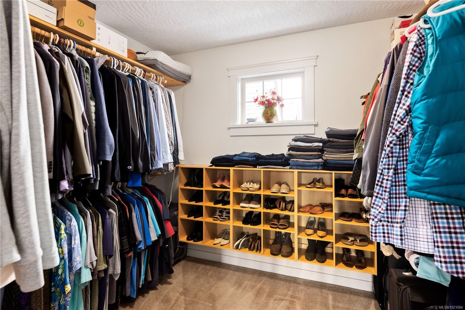 935 Lodge Ave, Saanich, BC