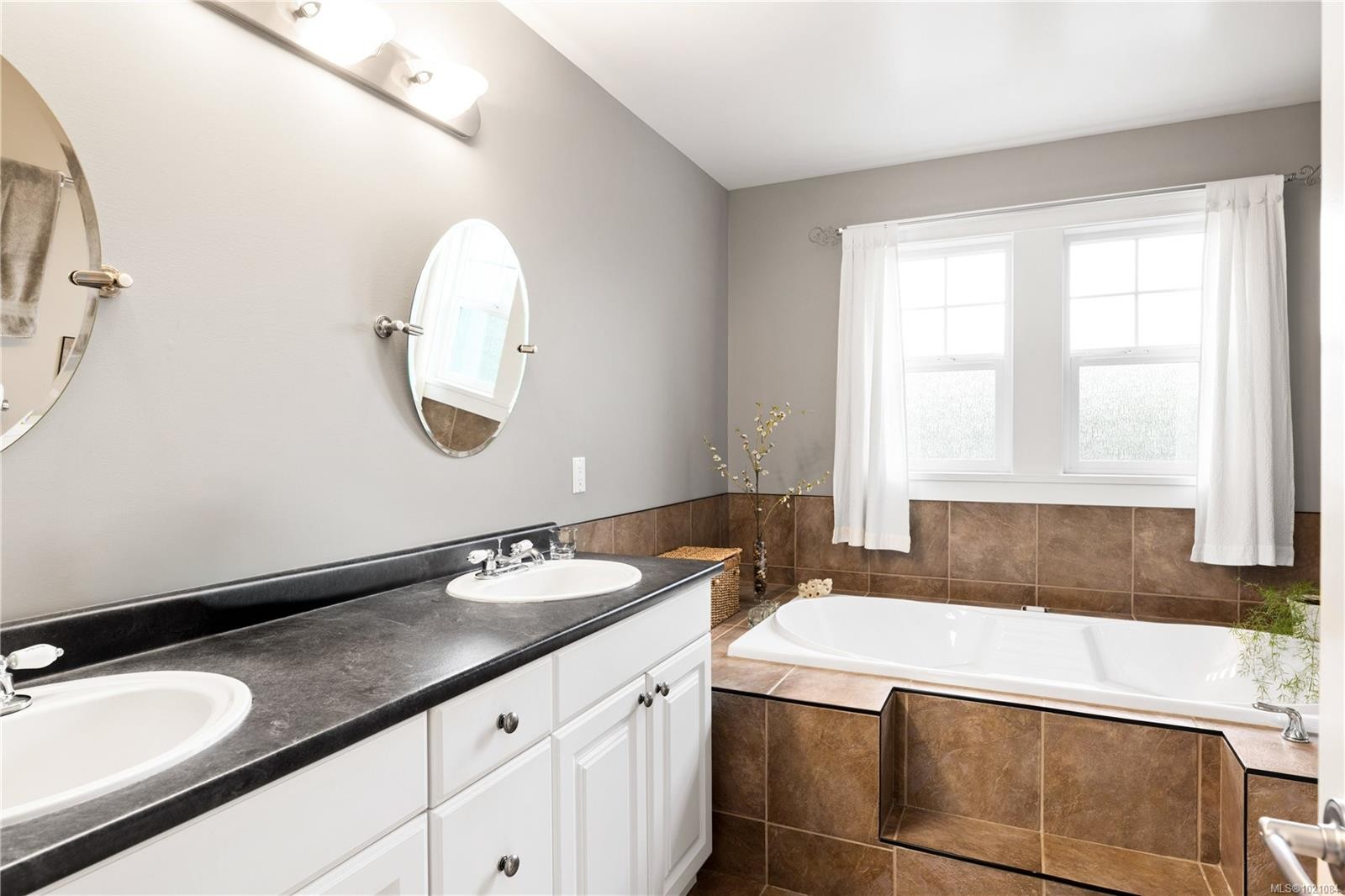 935 Lodge Ave, Saanich, BC