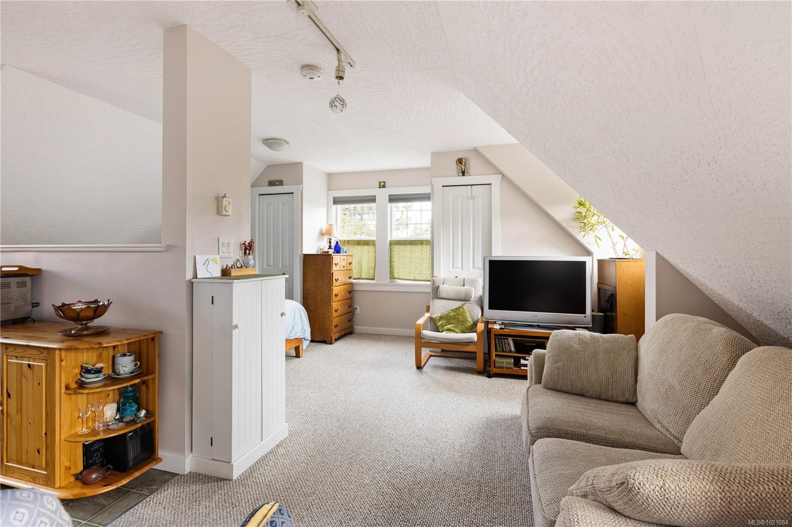 935 Lodge Ave, Saanich, BC