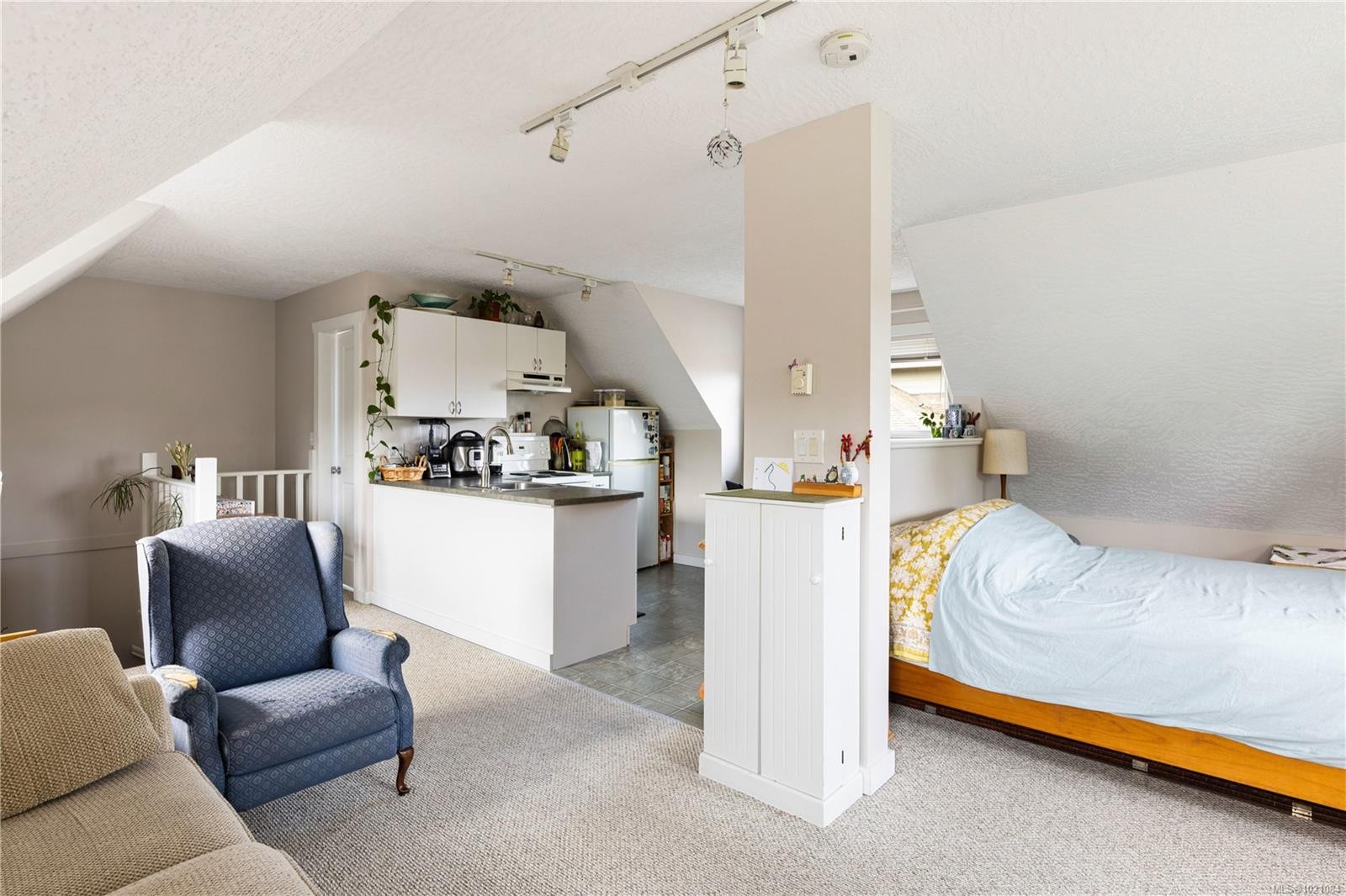 935 Lodge Ave, Saanich, BC