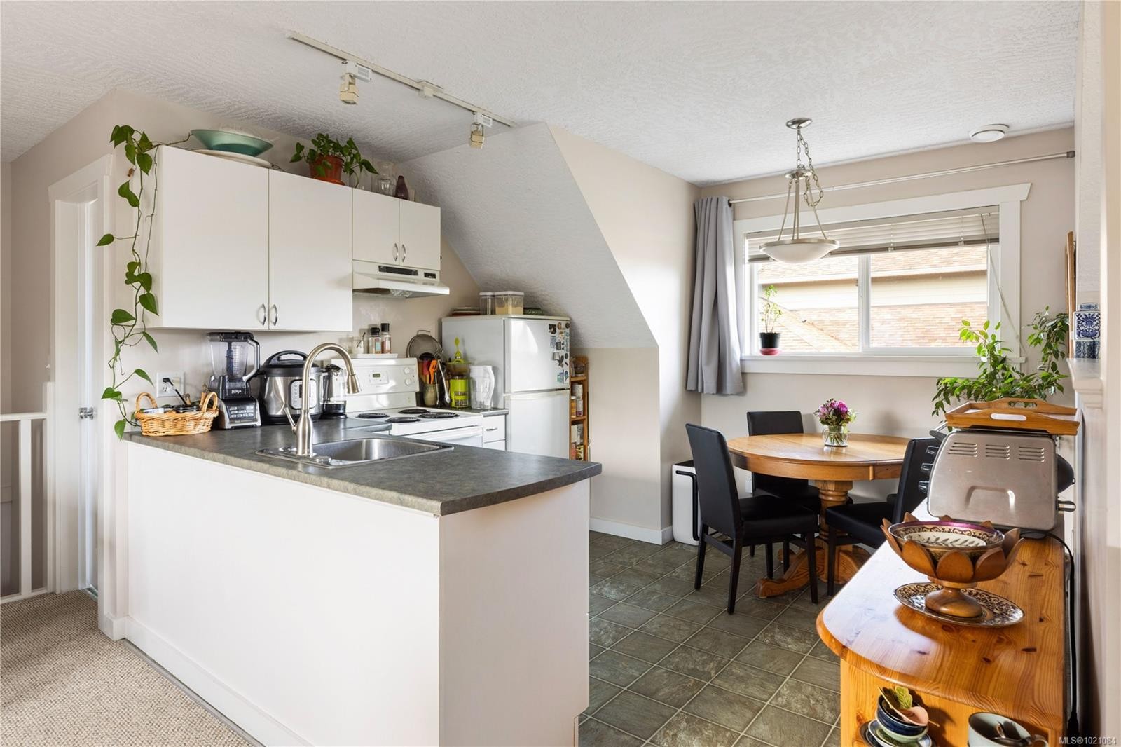 935 Lodge Ave, Saanich, BC