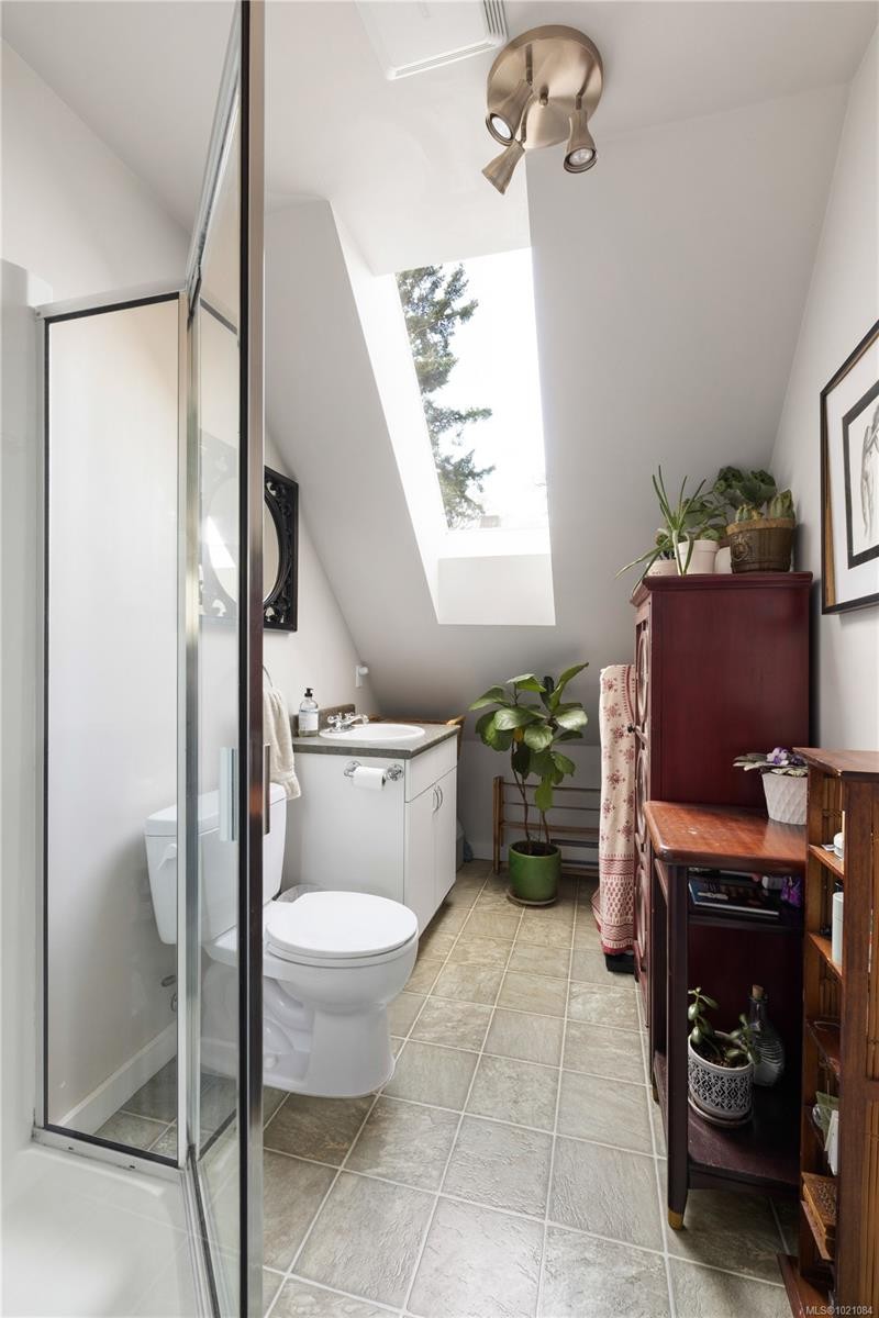 935 Lodge Ave, Saanich, BC