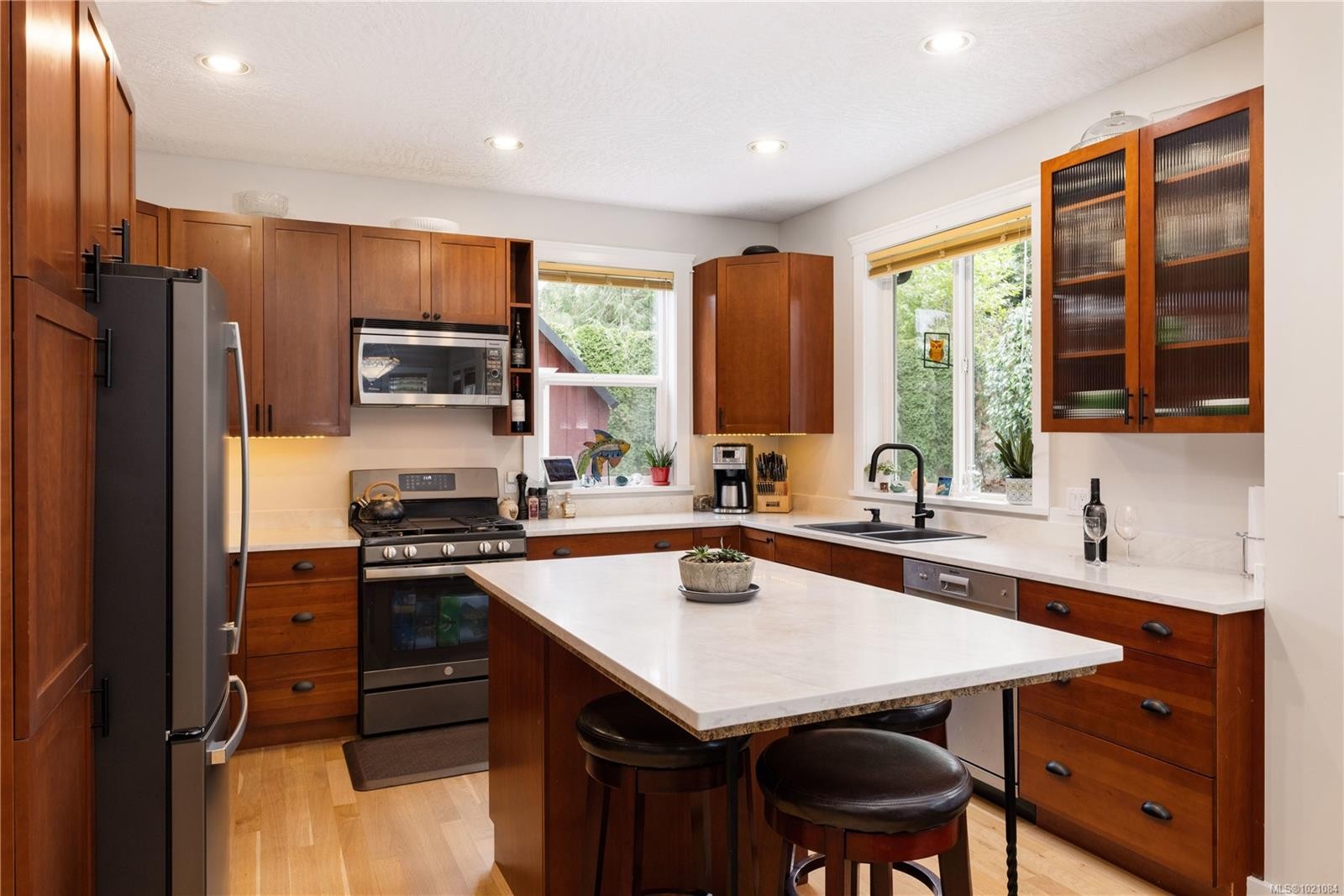 935 Lodge Ave, Saanich, BC