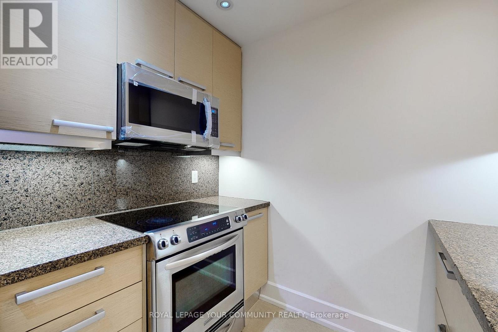 603C - 662 Sheppard Avenue E, Toronto, ON - Indoor Photo Showing Kitchen