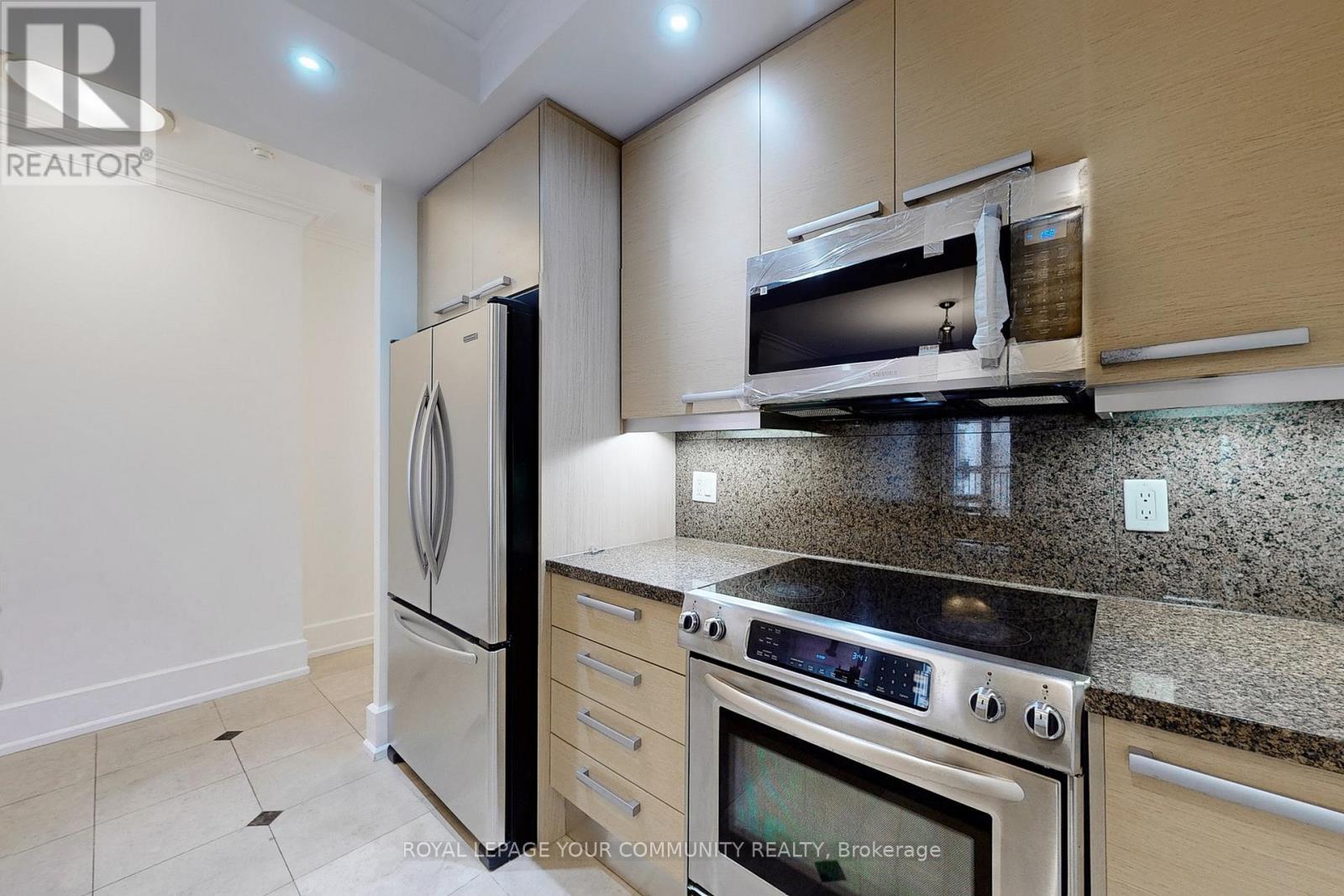 603C - 662 Sheppard Avenue E, Toronto, ON - Indoor Photo Showing Kitchen