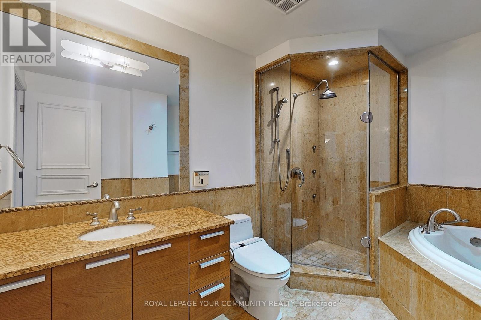 603C - 662 Sheppard Avenue E, Toronto, ON - Indoor Photo Showing Bathroom