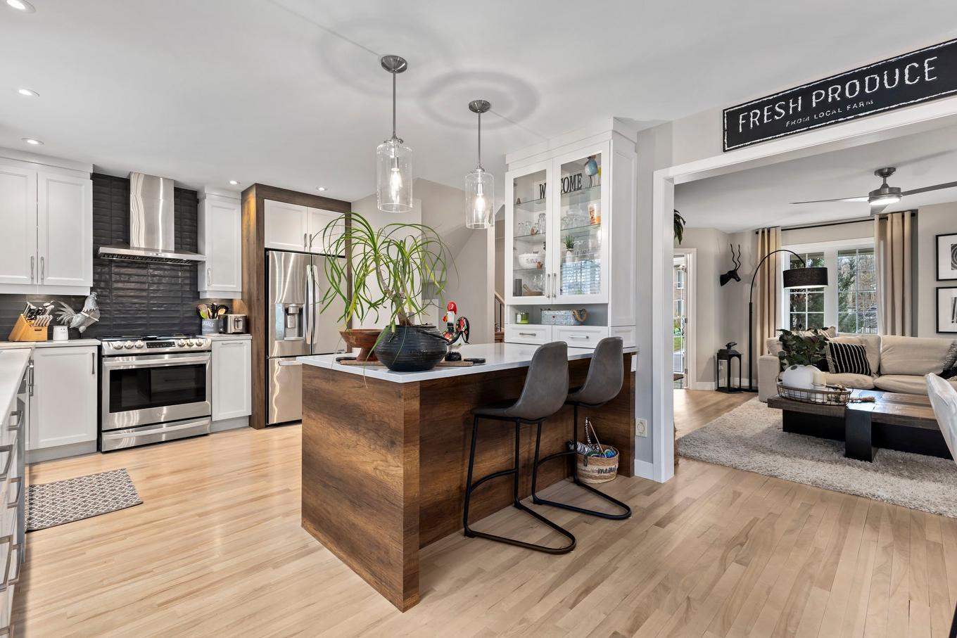 Cuisine - 1013 Rue Du Suroît, Pincourt, QC - Indoor Photo Showing Kitchen With Upgraded Kitchen