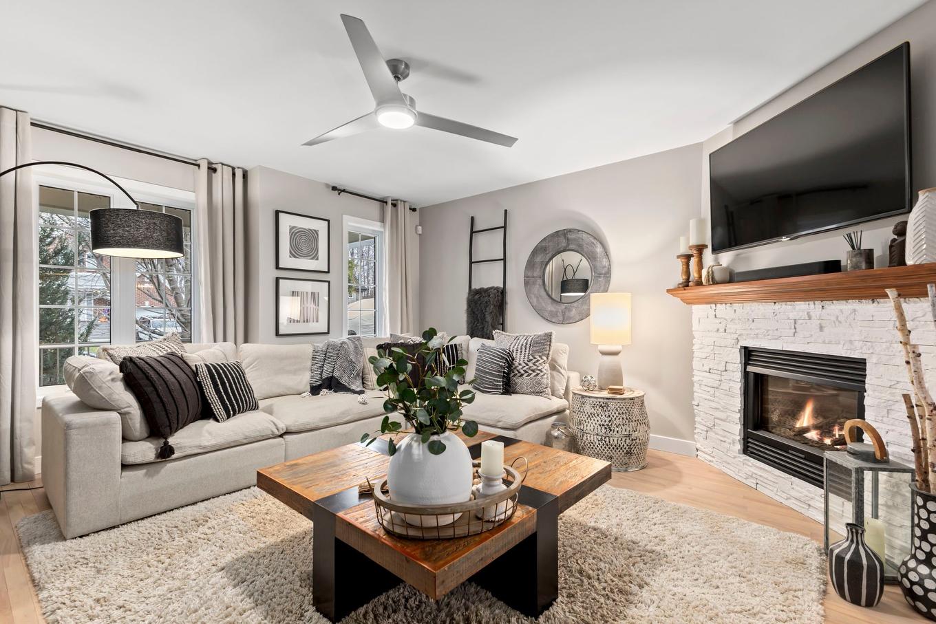 Salon - 1013 Rue Du Suroît, Pincourt, QC - Indoor Photo Showing Living Room With Fireplace