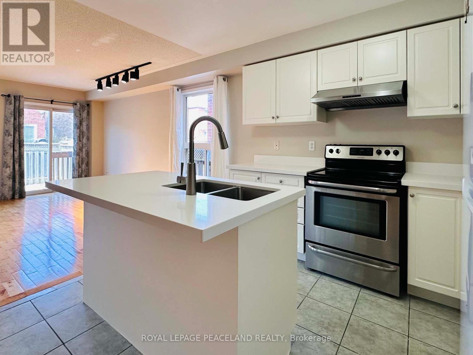3851 Foxborough Trail, Mississauga, ON - Indoor Photo Showing Kitchen With Double Sink
